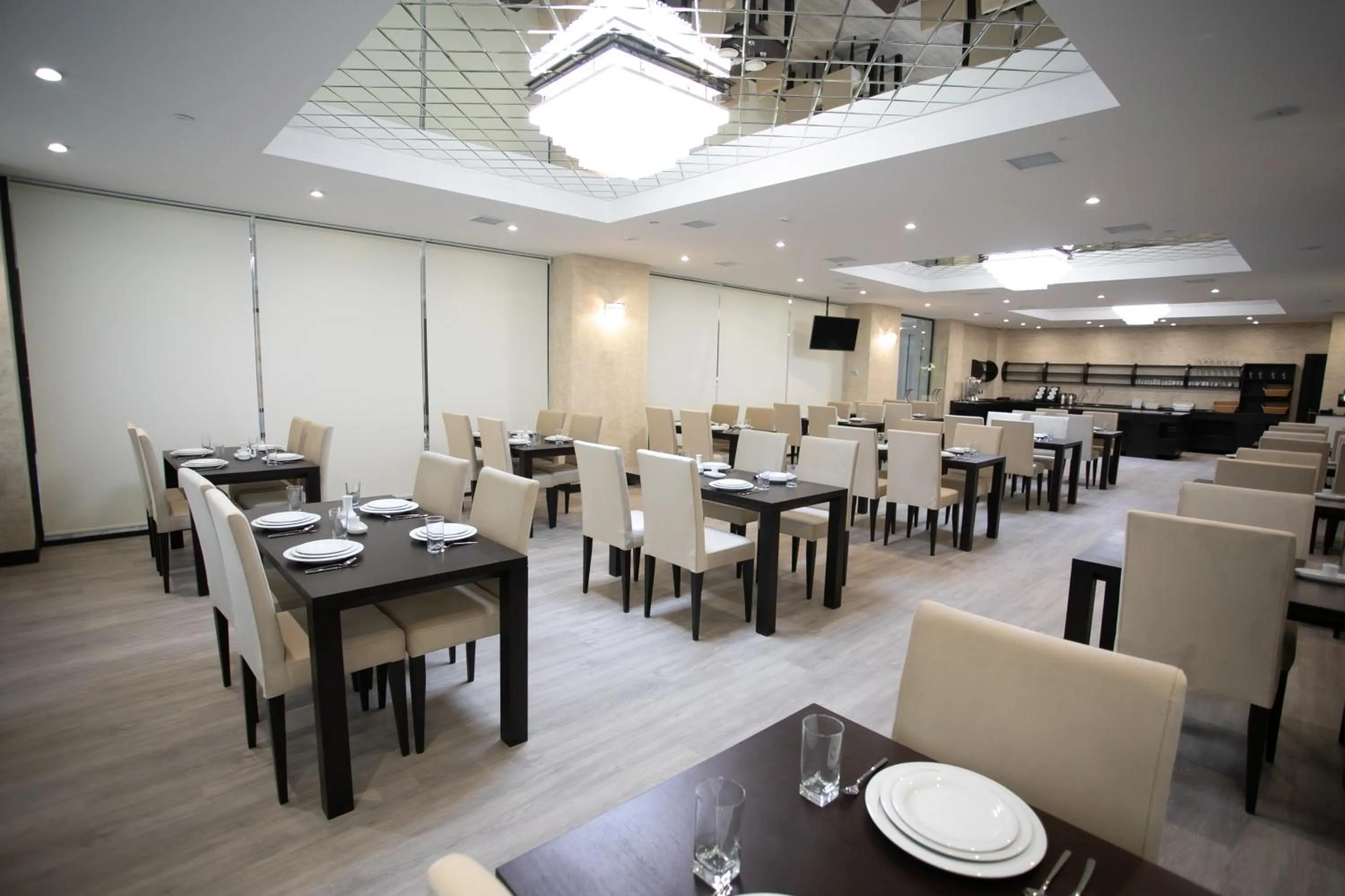 Restaurant/Places to Eat in The Diamond Hotel Baku