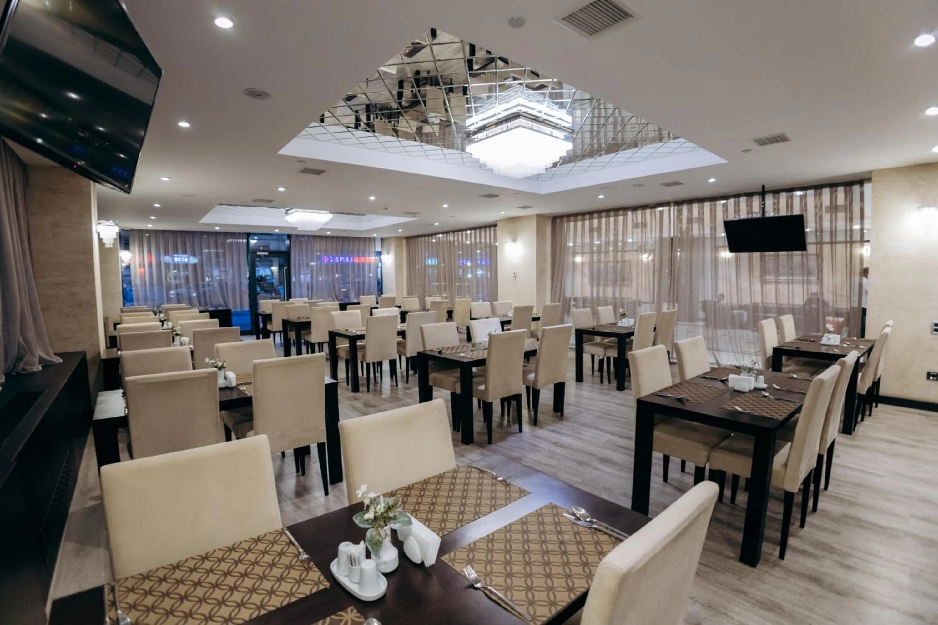 Restaurant/Places to Eat in The Diamond Hotel Baku