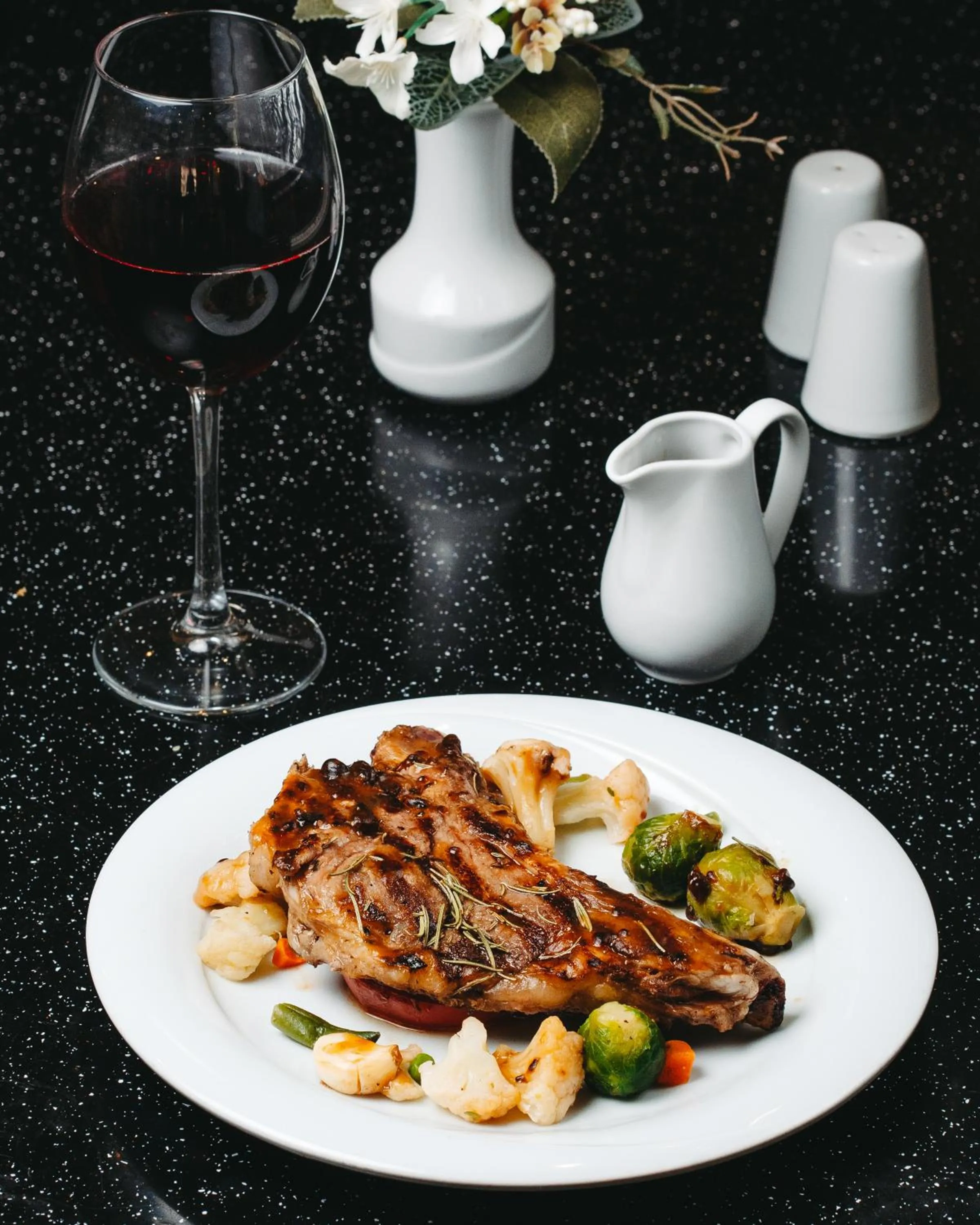 Restaurant/places to eat in The Diamond Hotel Baku