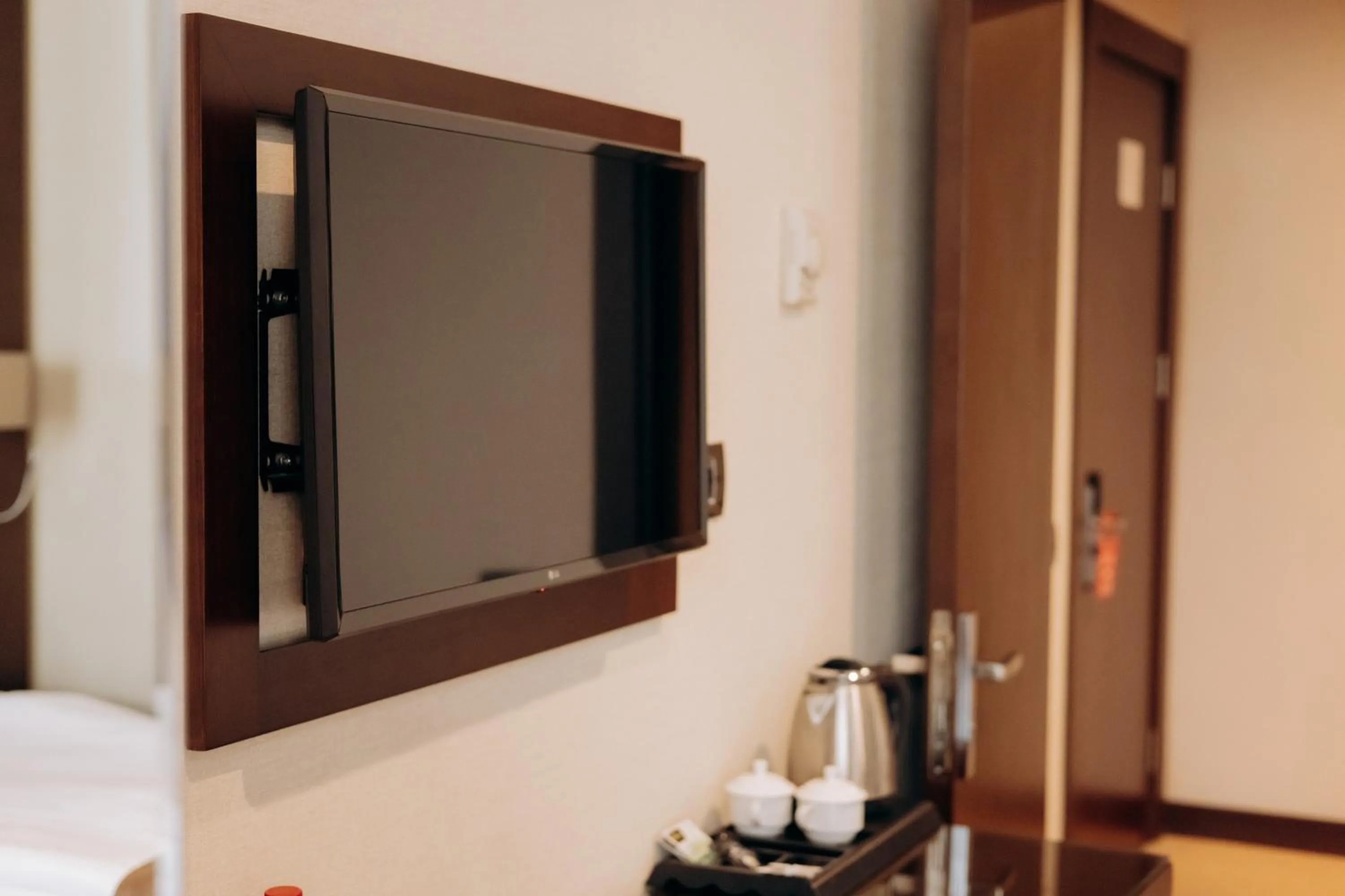 Coffee/tea facilities, TV/Entertainment Center in The Diamond Hotel Baku