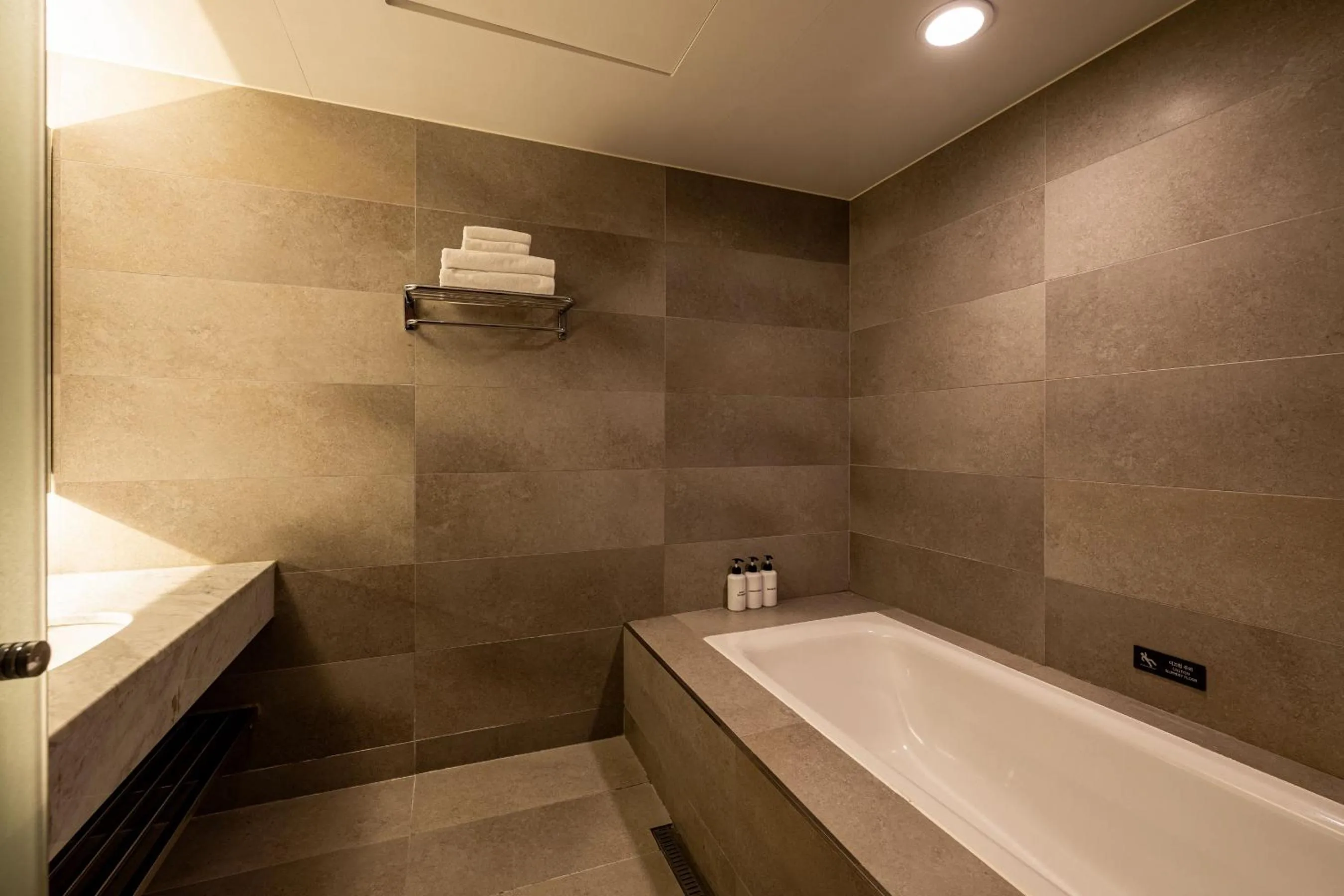 Toilet in Hotel Sunbee Insadong