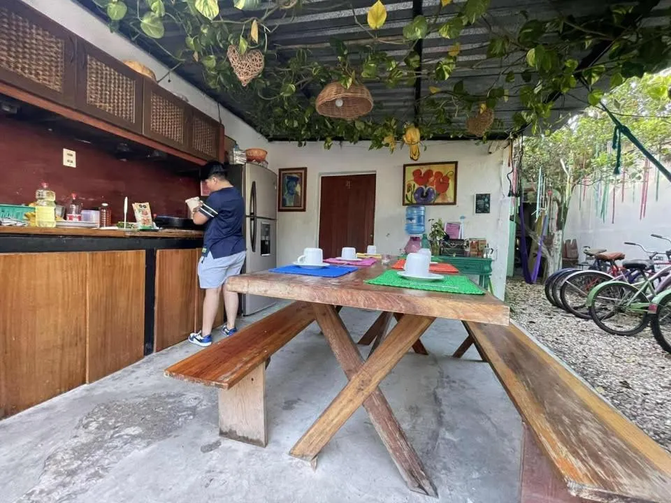 Kitchen or kitchenette in Guacamayas Hostel and Social Laundry