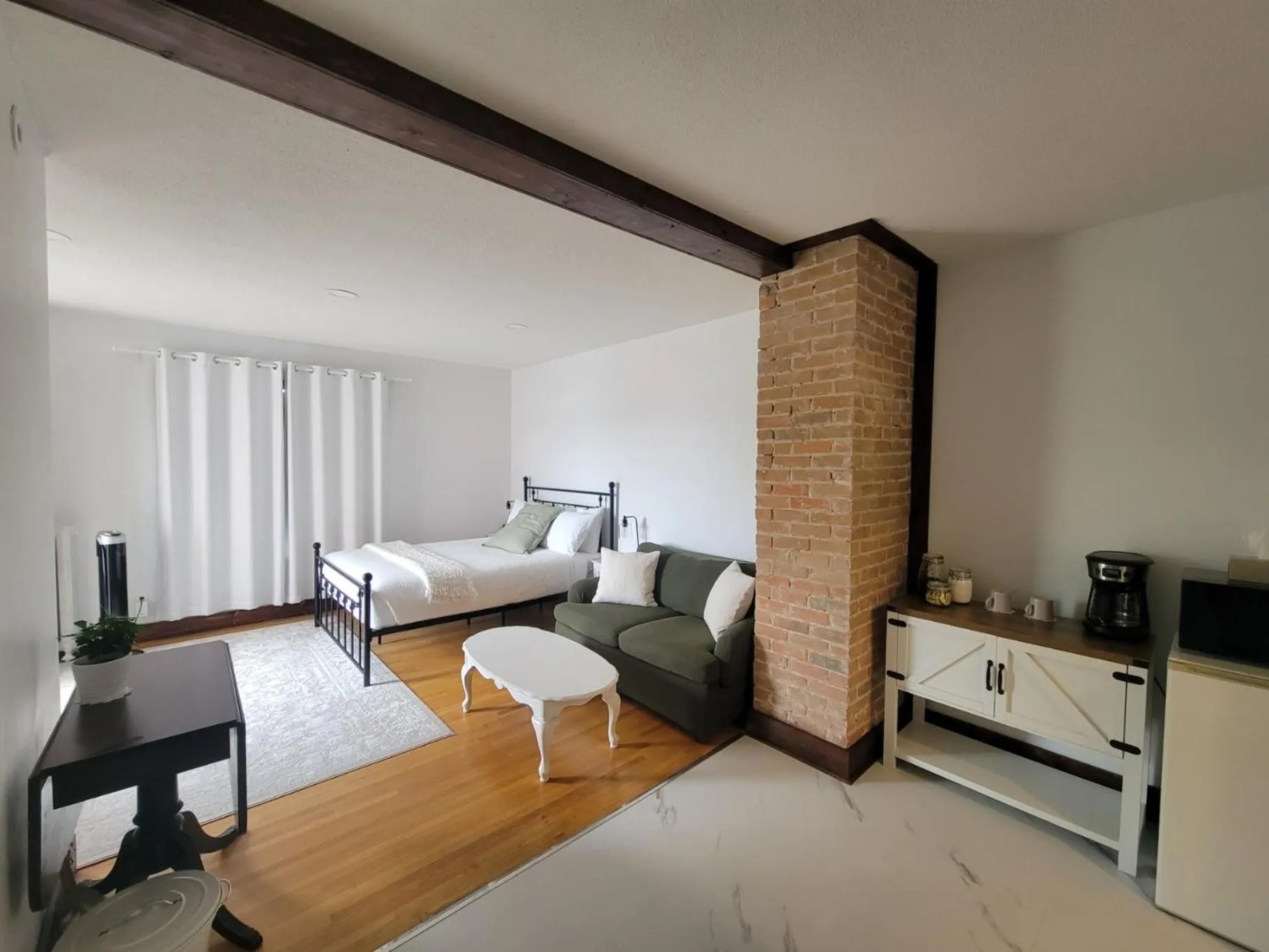 Seating area, Bed in Stone House Kenora