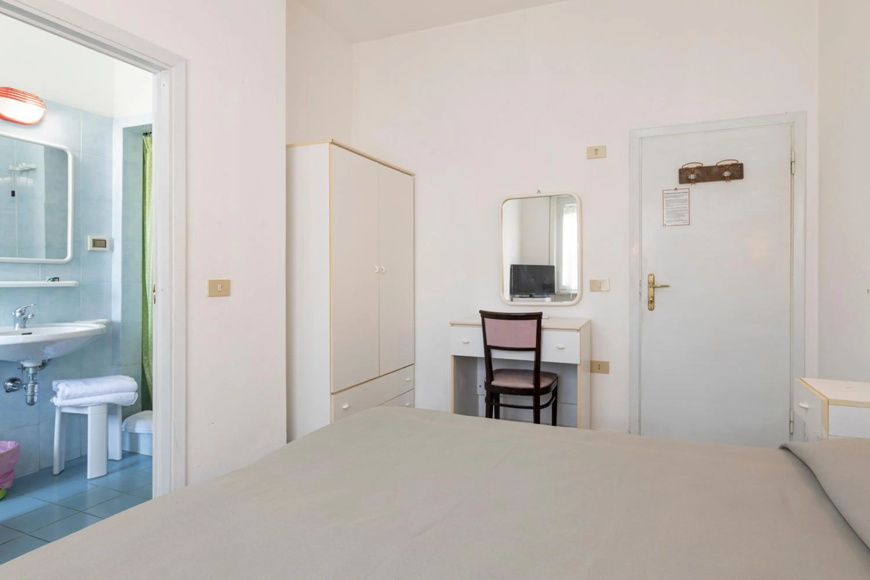 Toilet, Bed in Hotel Quisisana