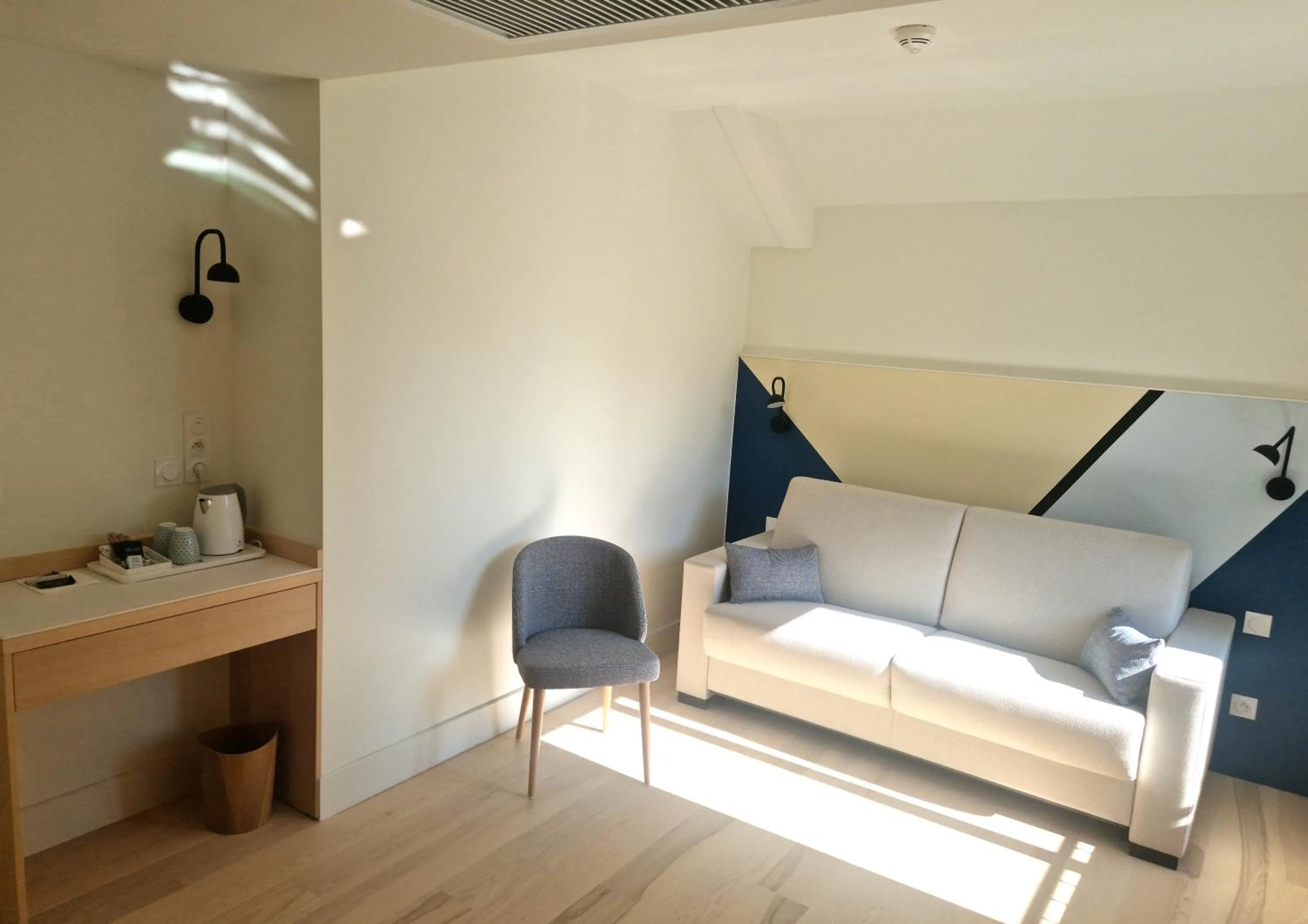 Photo of the whole room in Beau Rivage