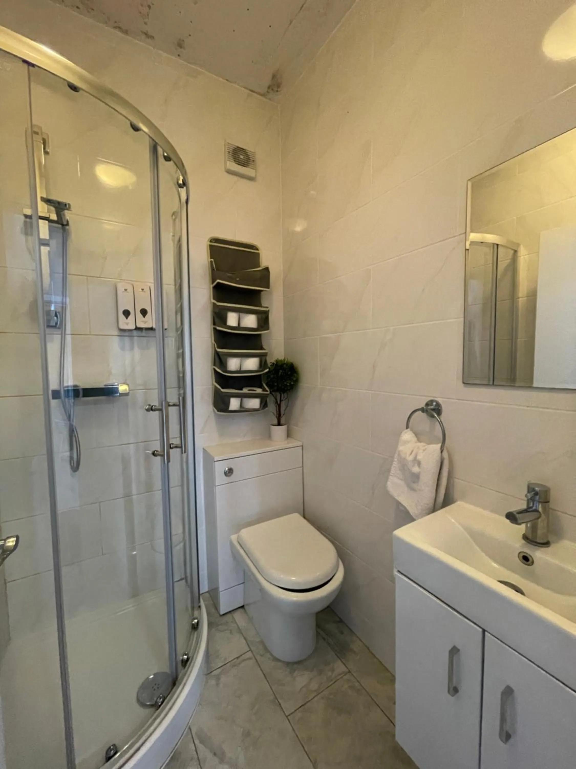 Shower in Chamberlayne Inn