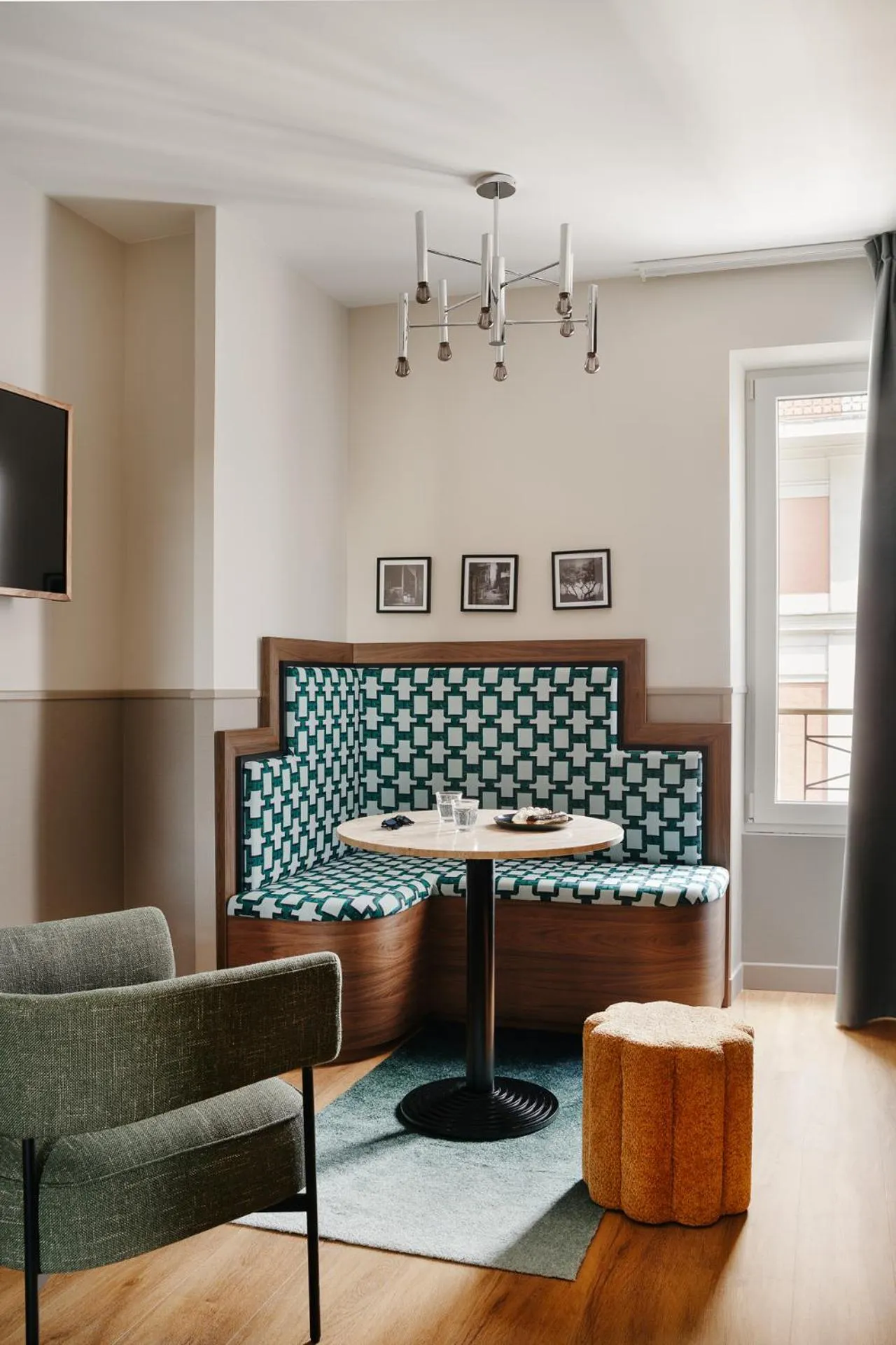 TV and multimedia in Edgar Suites Montmartre - Paul Albert