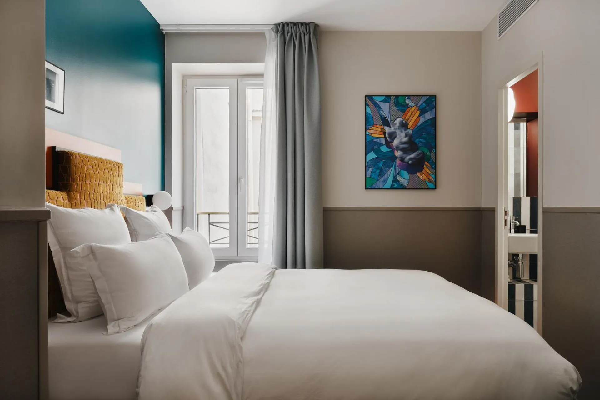 Bed in Edgar Suites Montmartre - Paul Albert