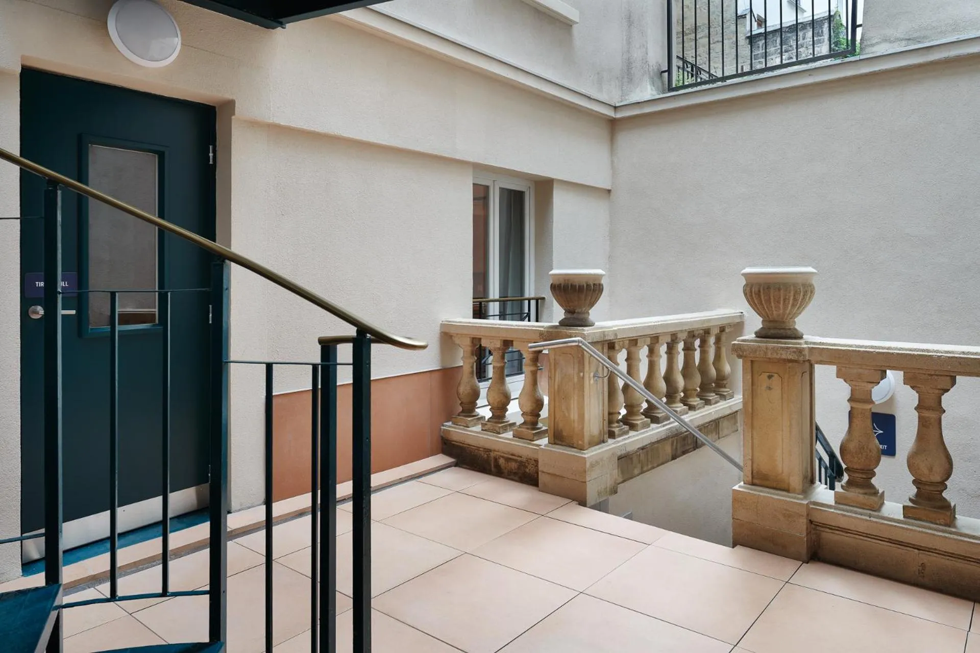 Patio in Edgar Suites Montmartre - Paul Albert