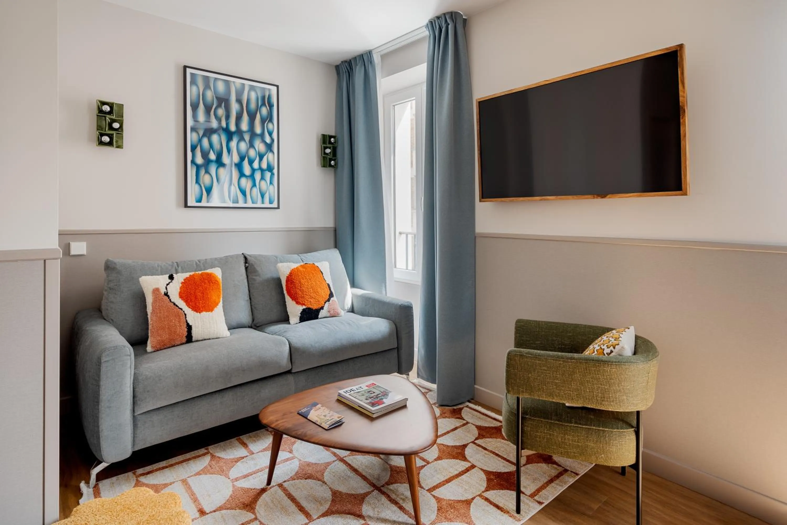 TV and multimedia in Edgar Suites Montmartre - Paul Albert