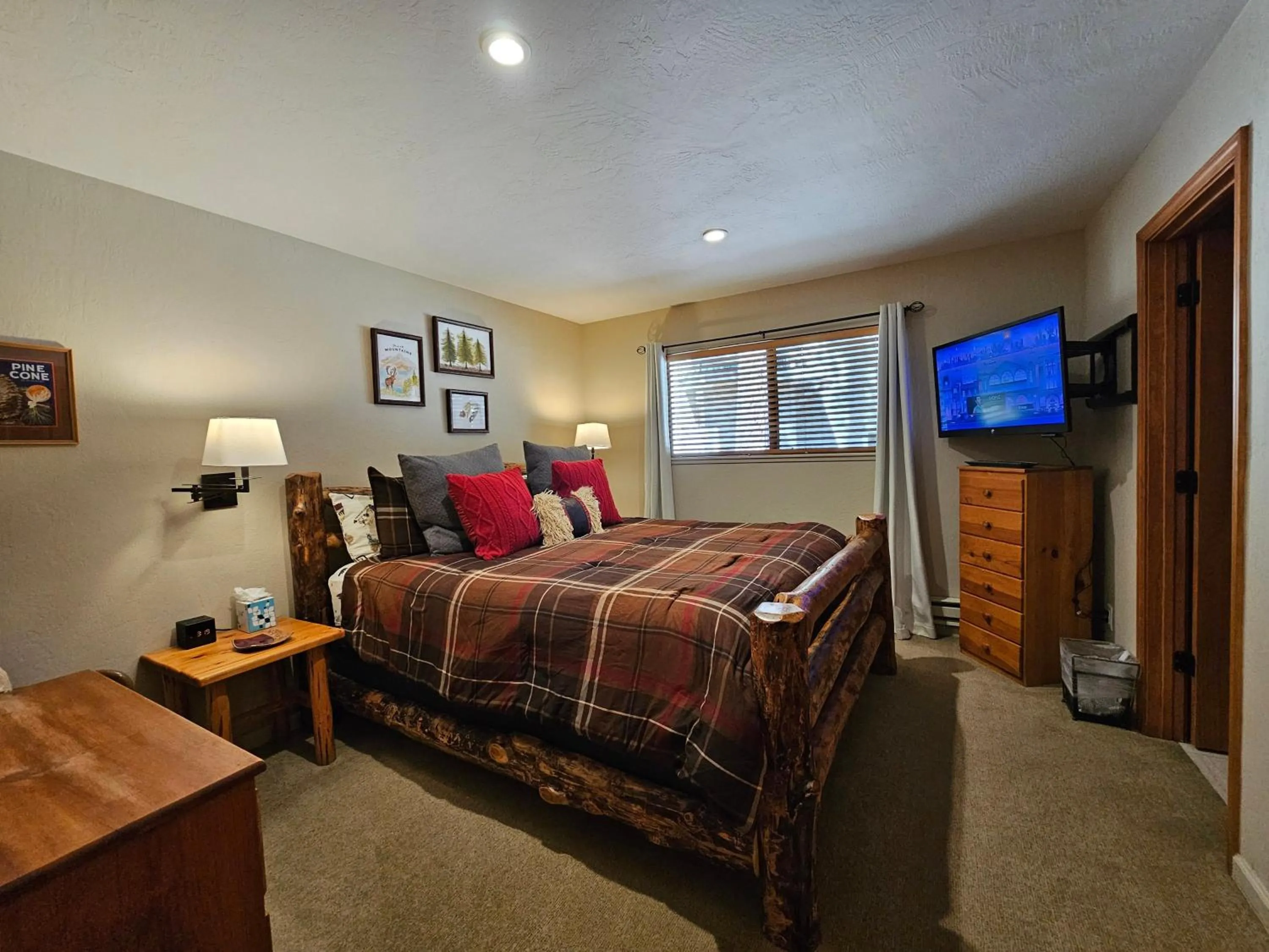 Bed in Cozy Bear Lodge home