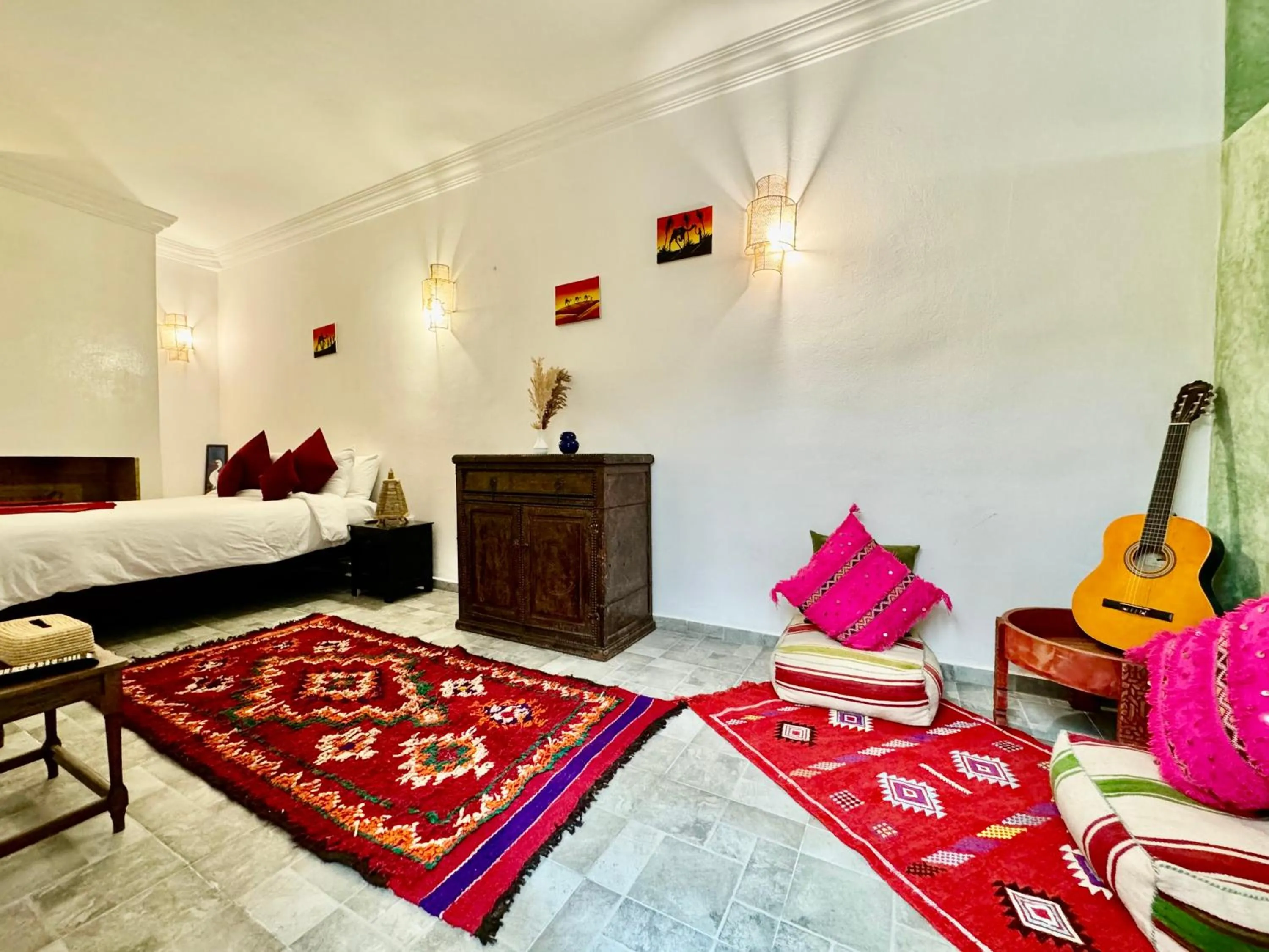 Communal lounge/ TV room, Bed in Riad Iklil