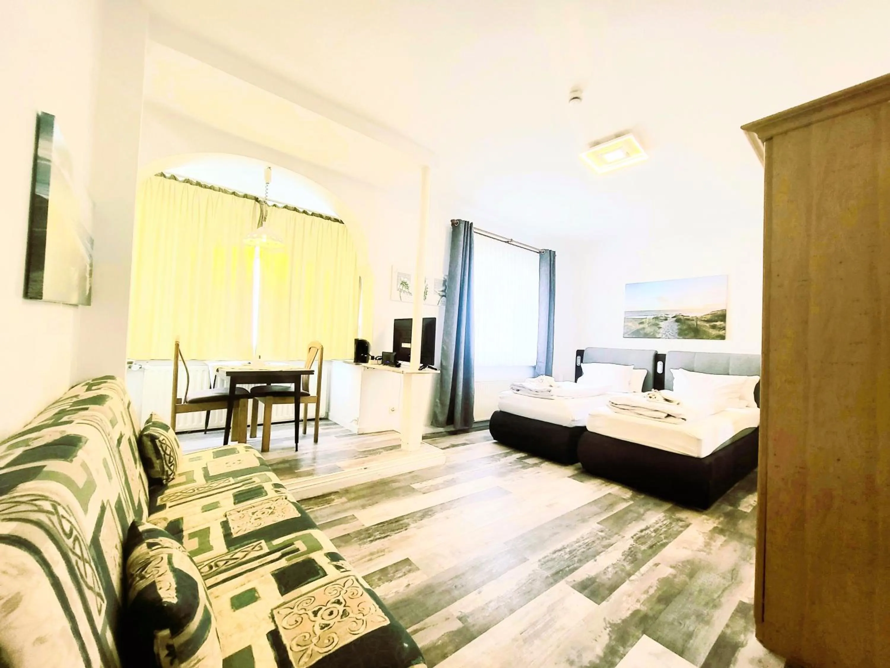 Photo of the whole room, Bed in City Center Hotel Garni Cuxhaven