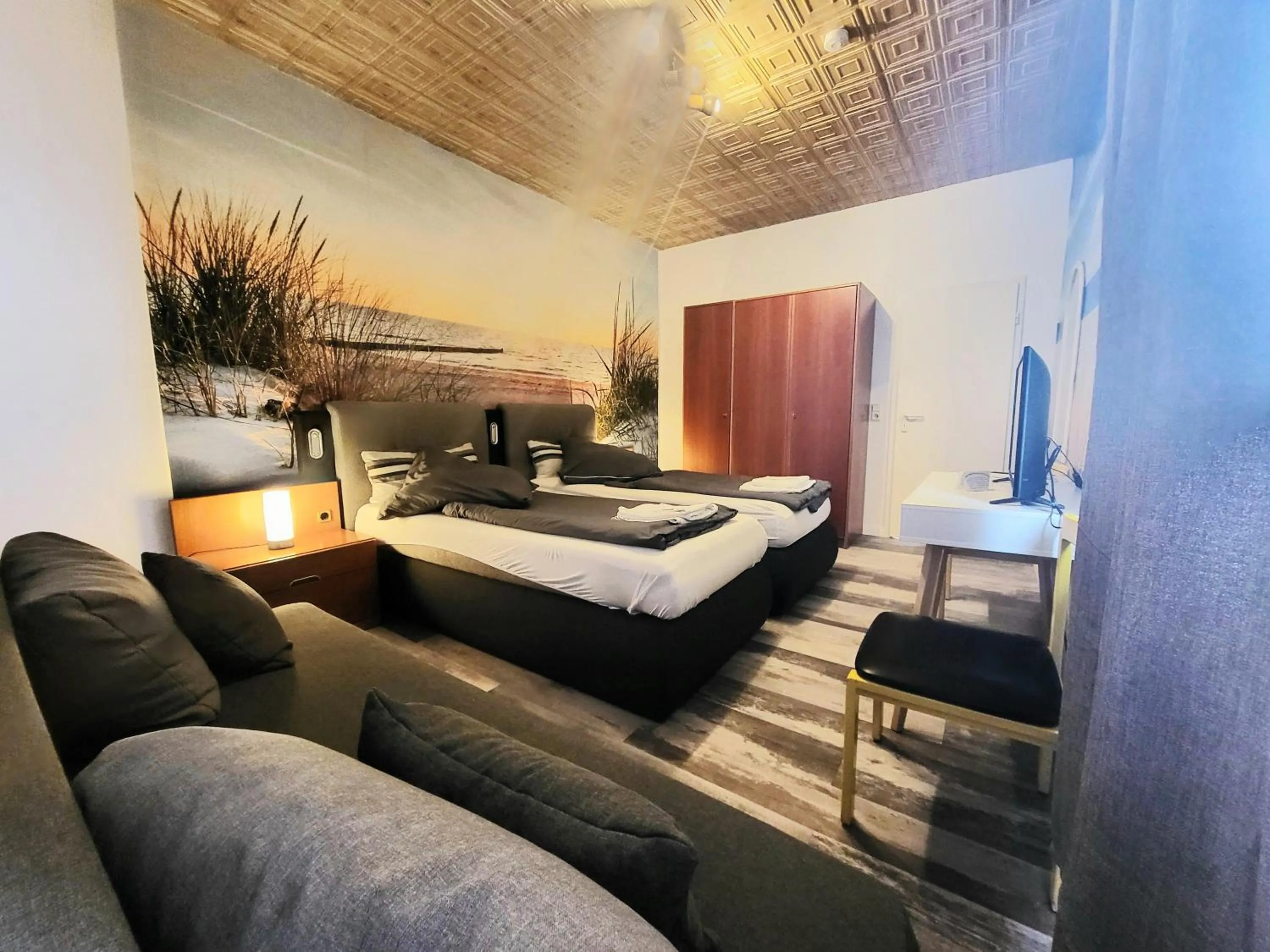 Photo of the whole room, Bed in City Center Hotel Garni Cuxhaven