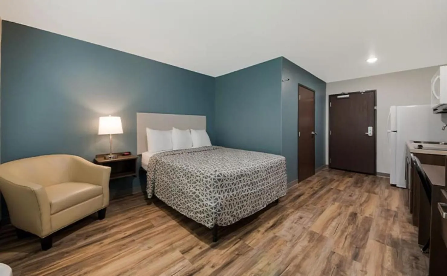 Photo of the whole room, Bed in WoodSpring Suites Ashland - Richmond North