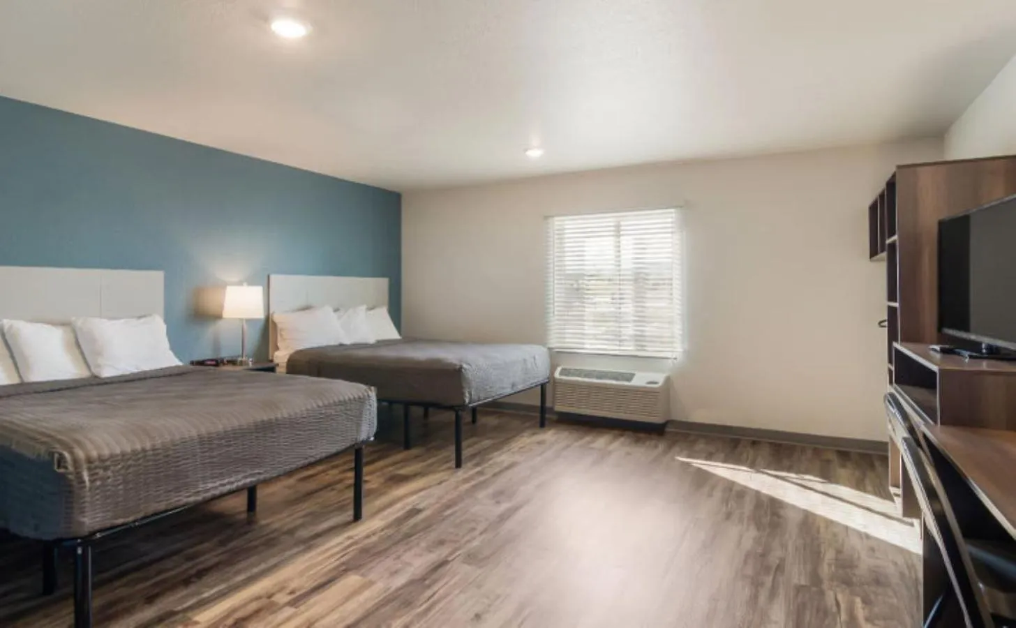 Photo of the whole room, Bed in WoodSpring Suites Ashland - Richmond North