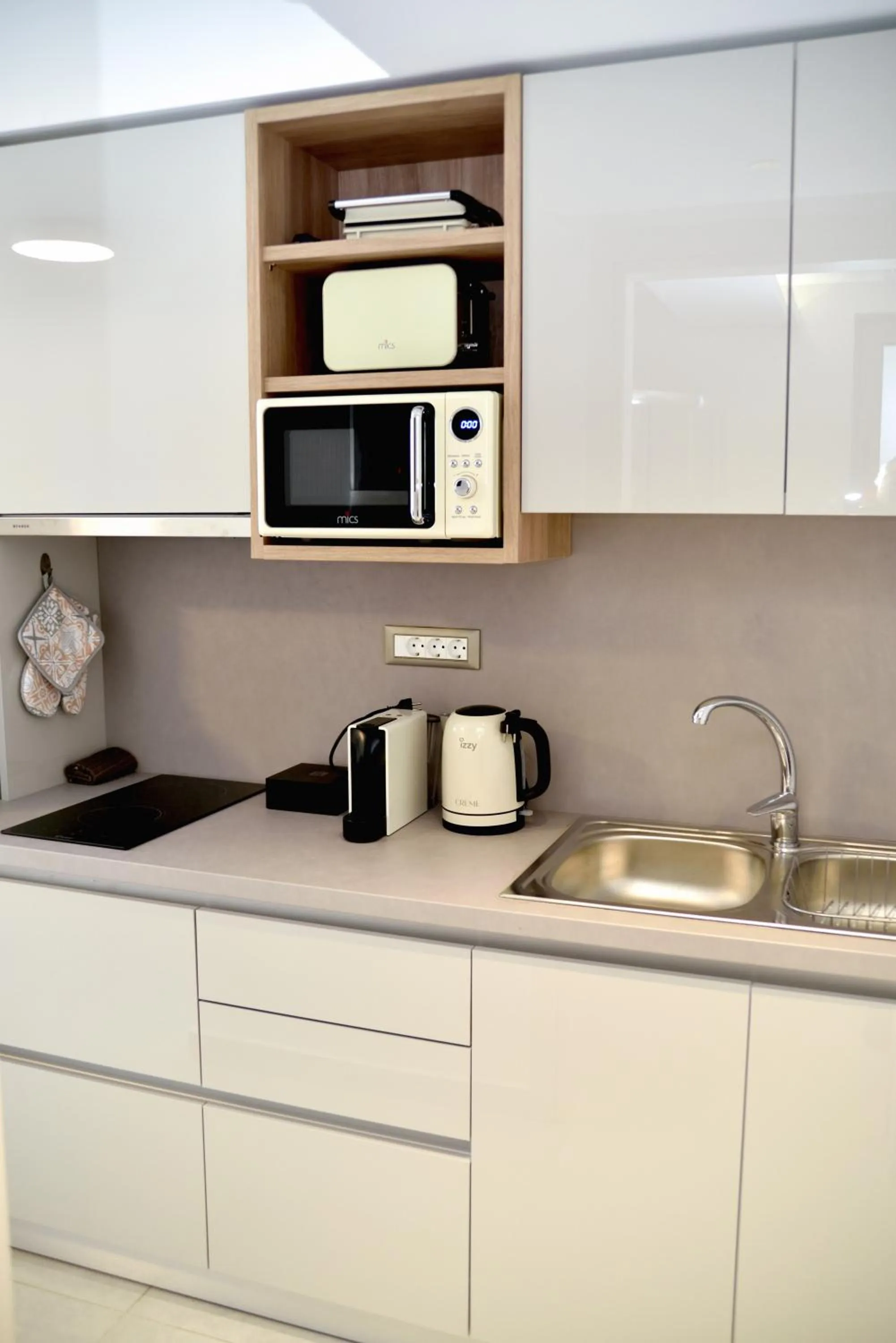 Coffee/tea facilities in KOUROS STONE SUITES