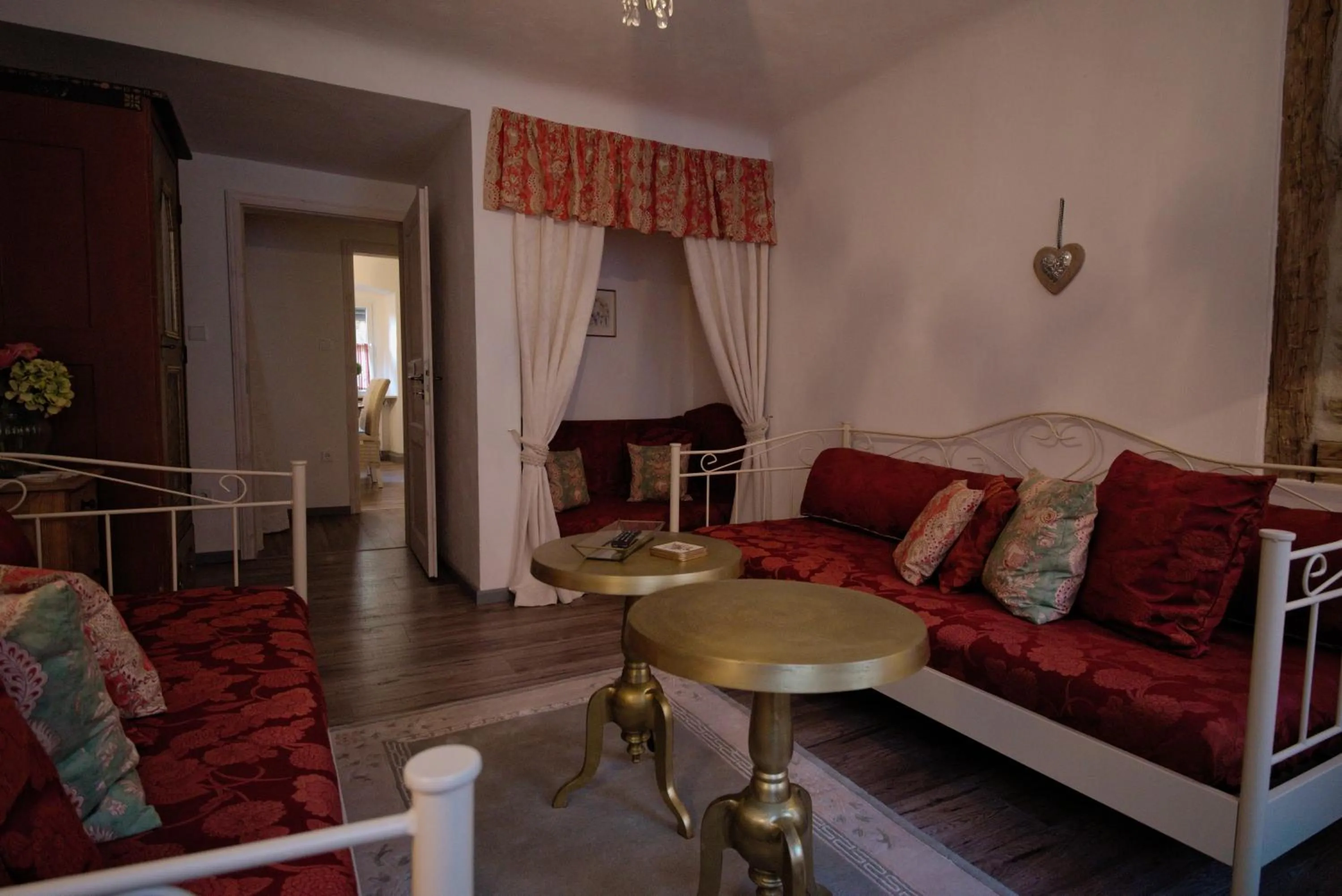 Living room, Bed in GoldGemäuer Appartements