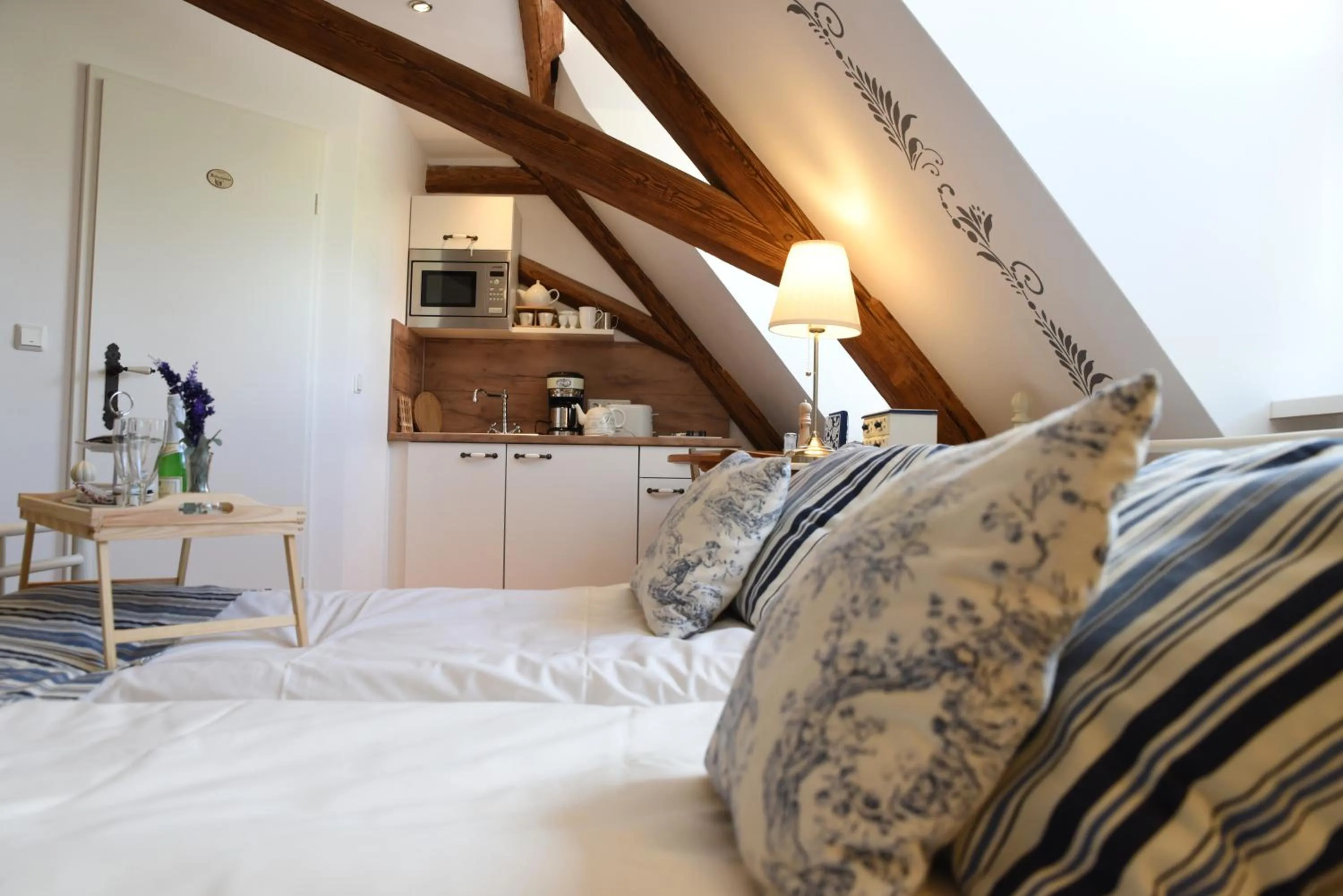 Kitchen or kitchenette, Bed in GoldGemäuer Appartements