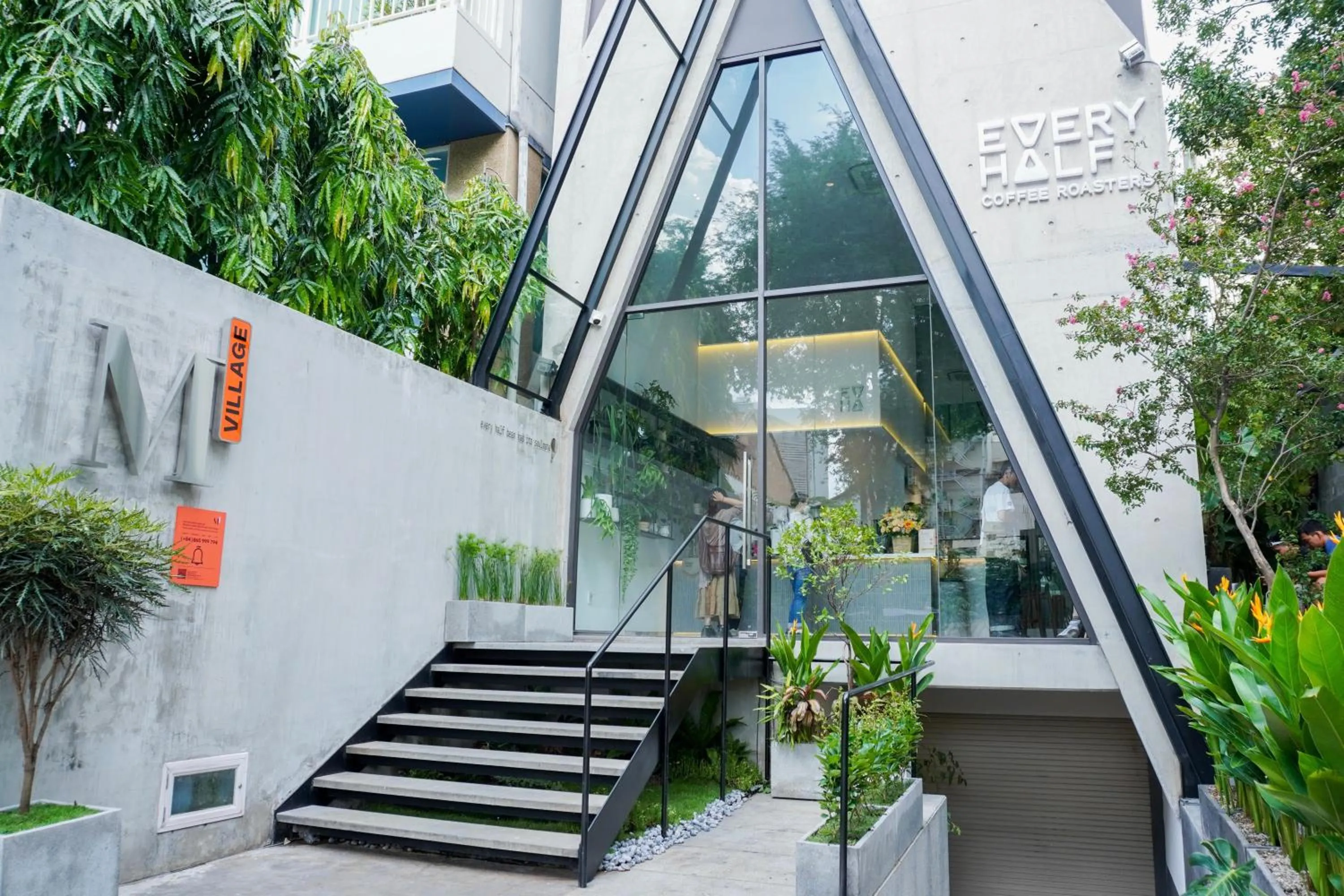 Property building in Express by M Village Nguyễn Văn Thủ