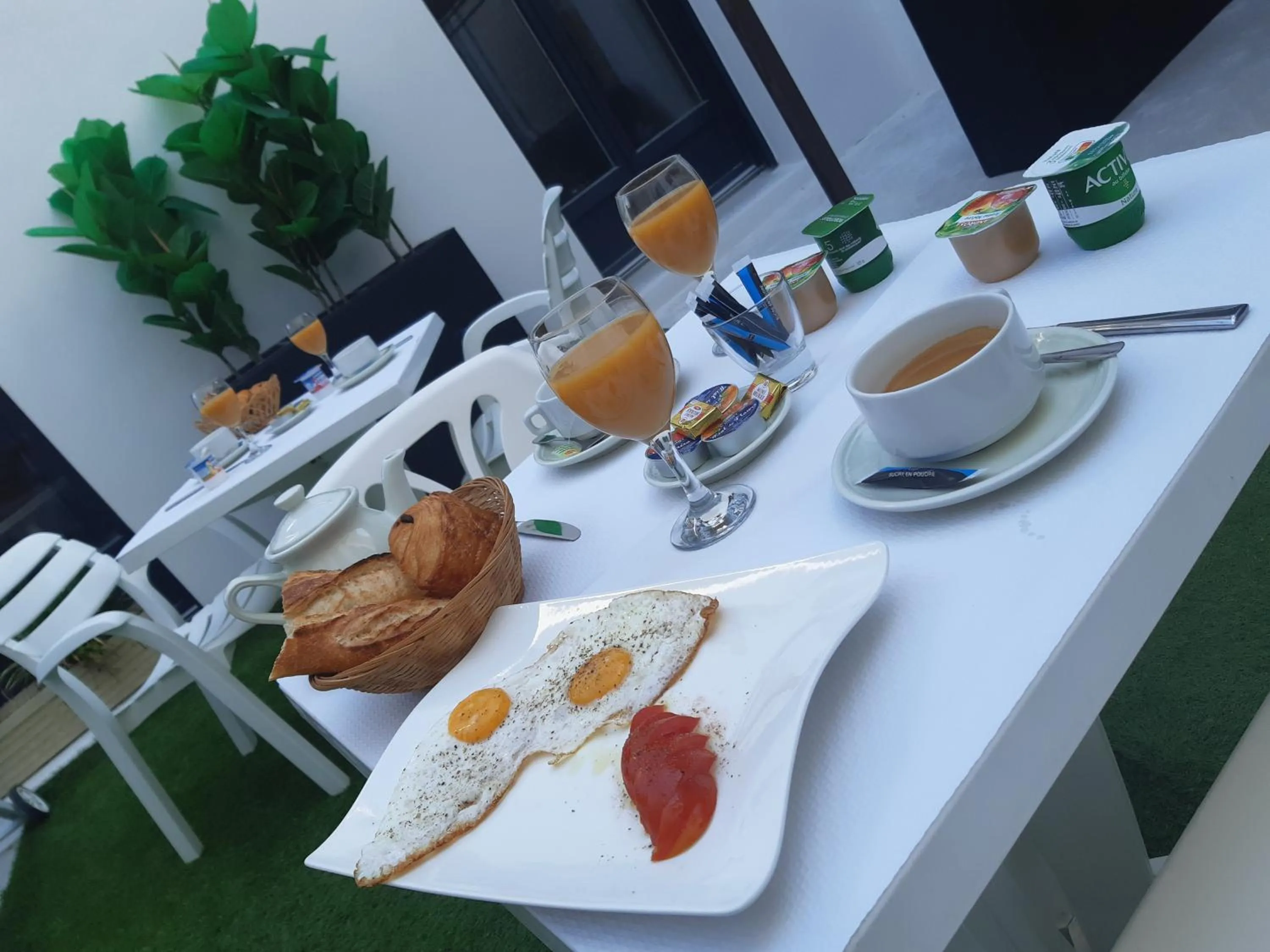 Breakfast in Hôtel Emilie