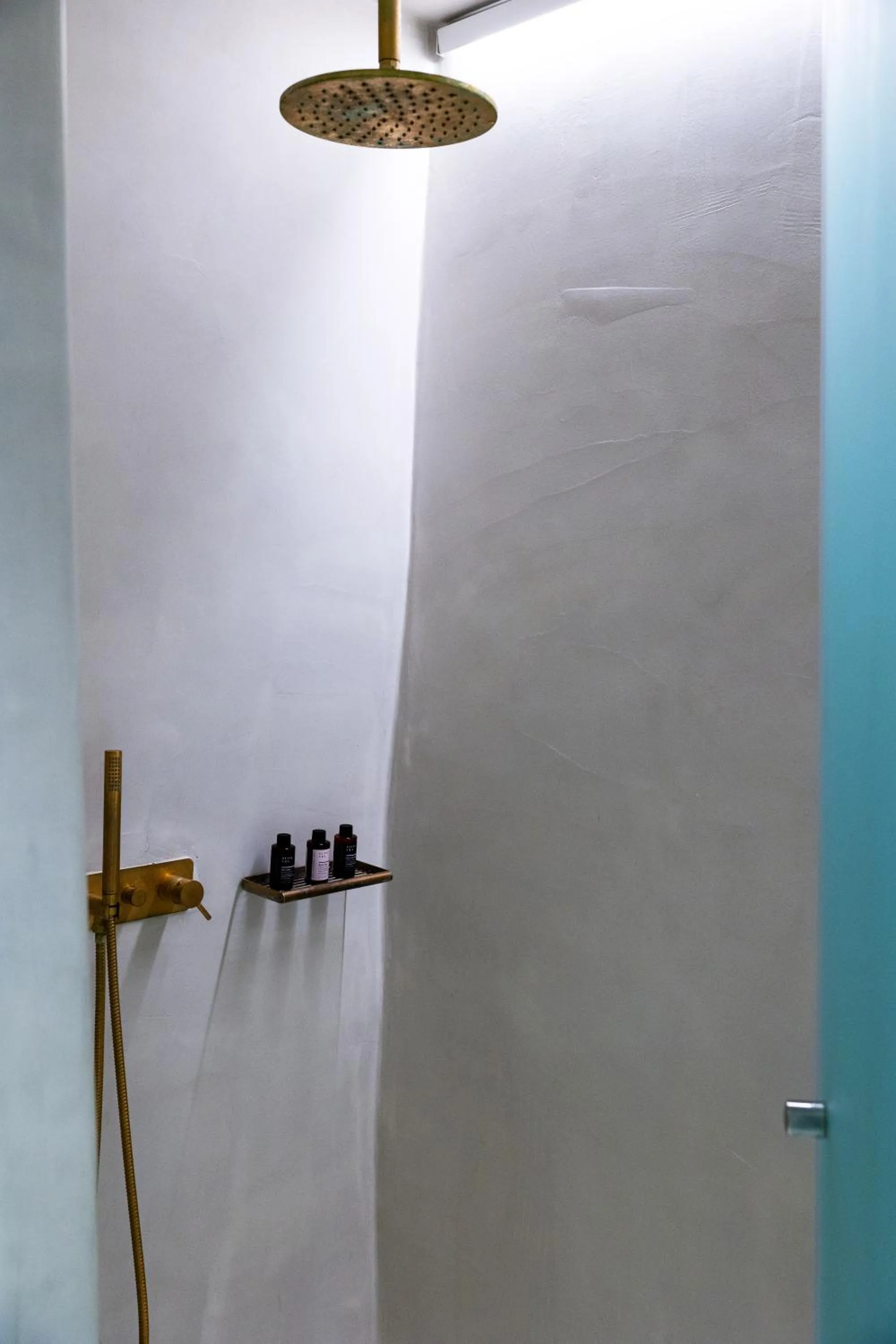 Shower in CASASUNSHA Hybrid Retreat Santorini