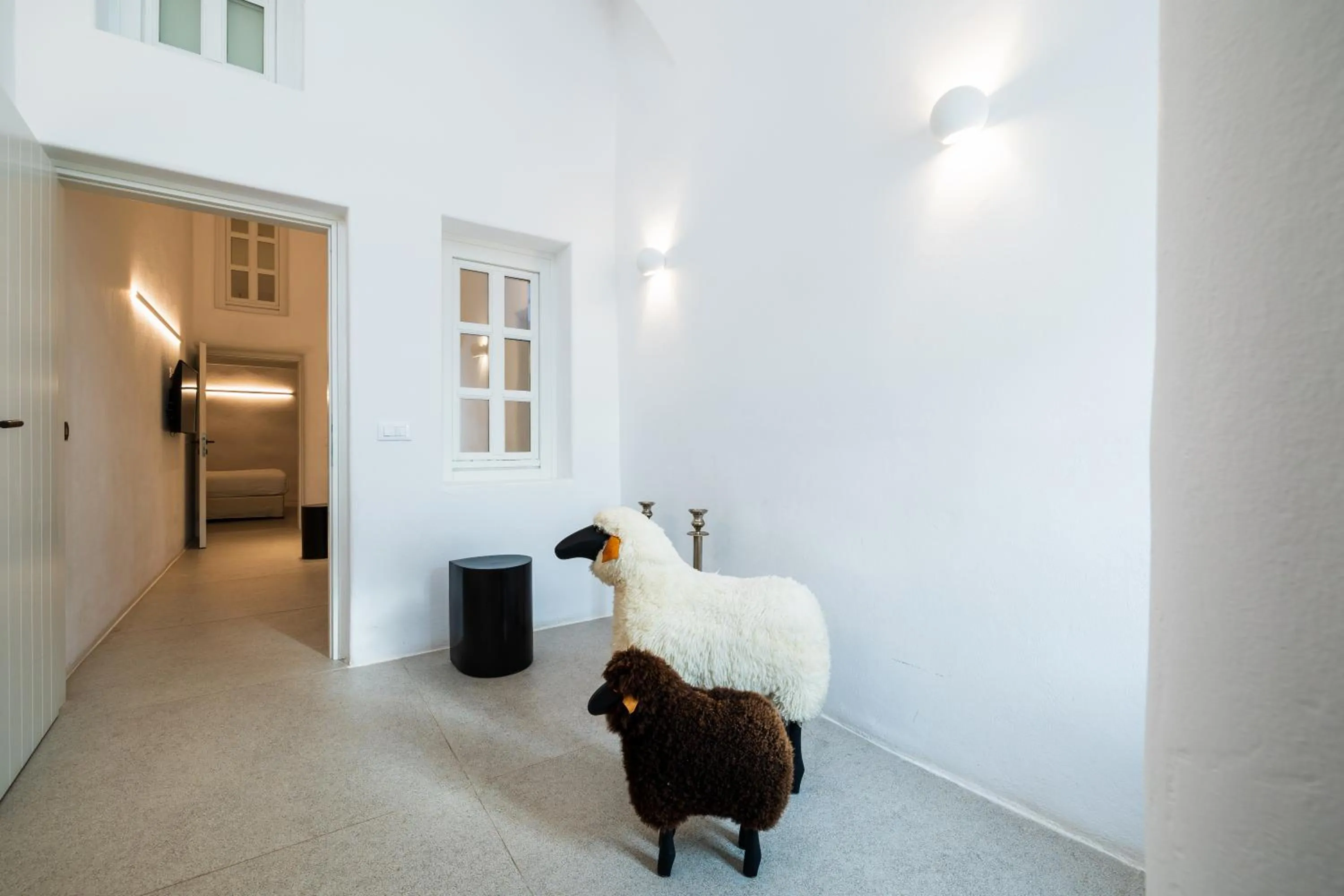 Decorative detail in CASASUNSHA Hybrid Retreat Santorini