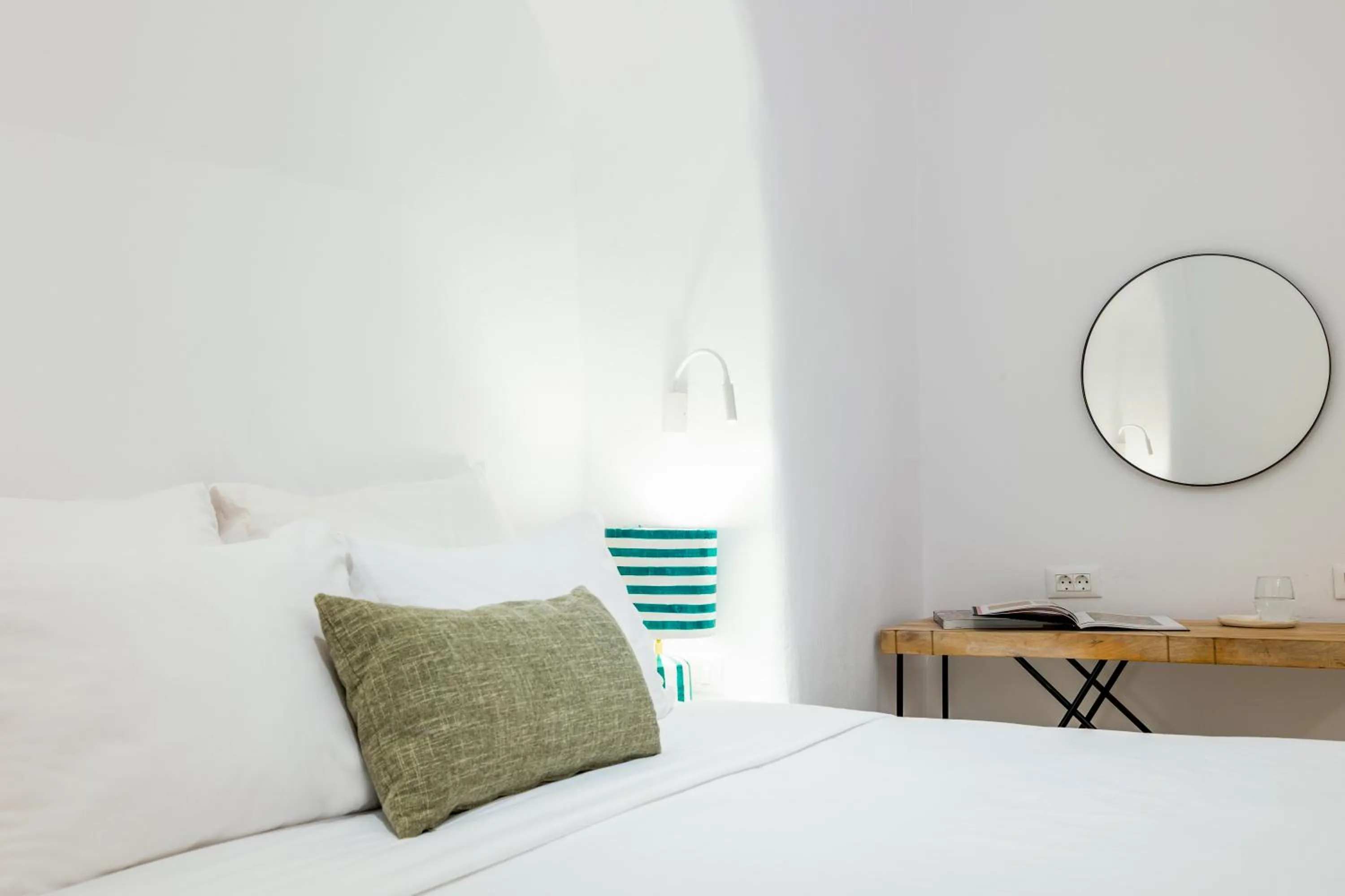 Bed in CASASUNSHA Hybrid Retreat Santorini