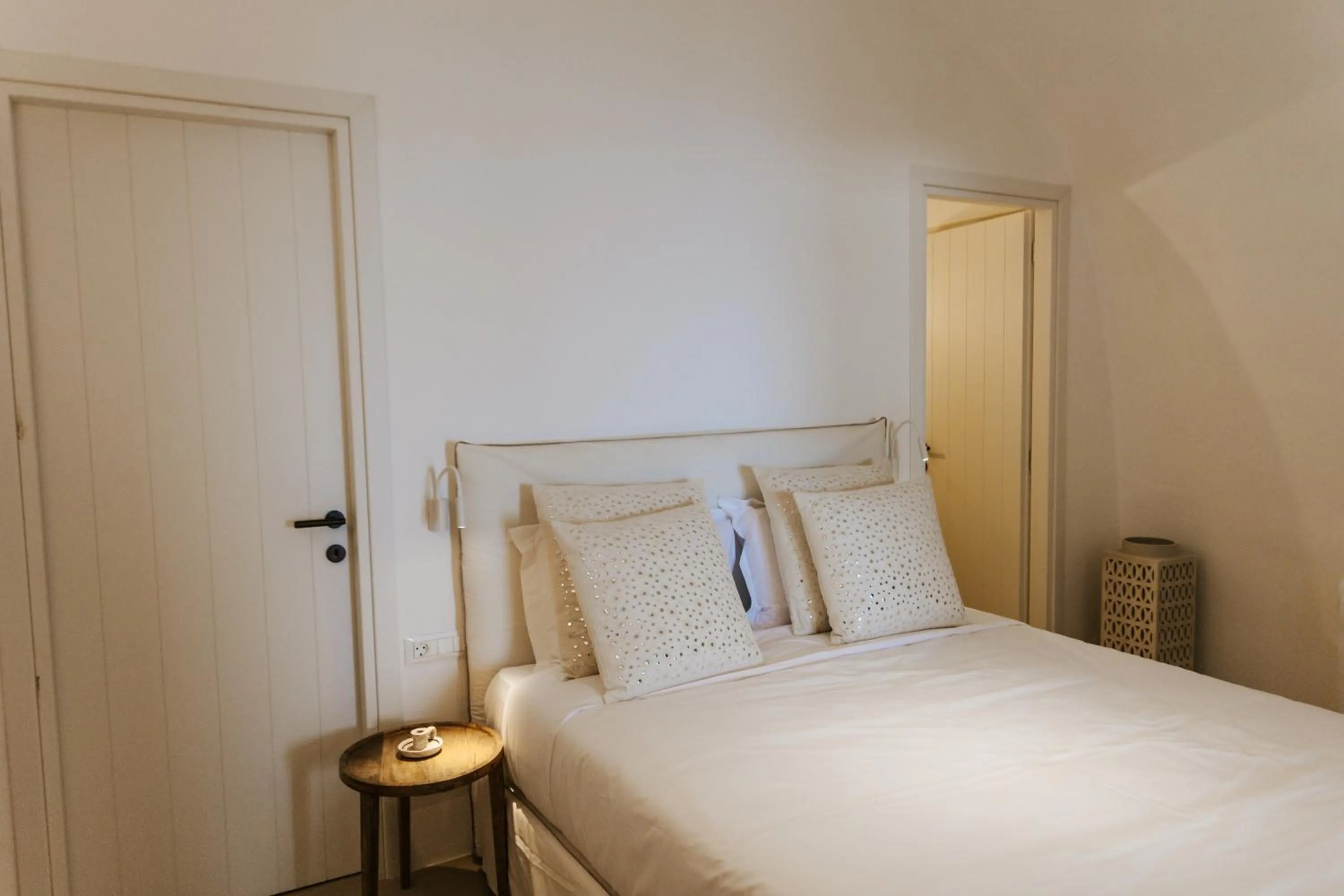 Bed in CASASUNSHA Hybrid Retreat Santorini