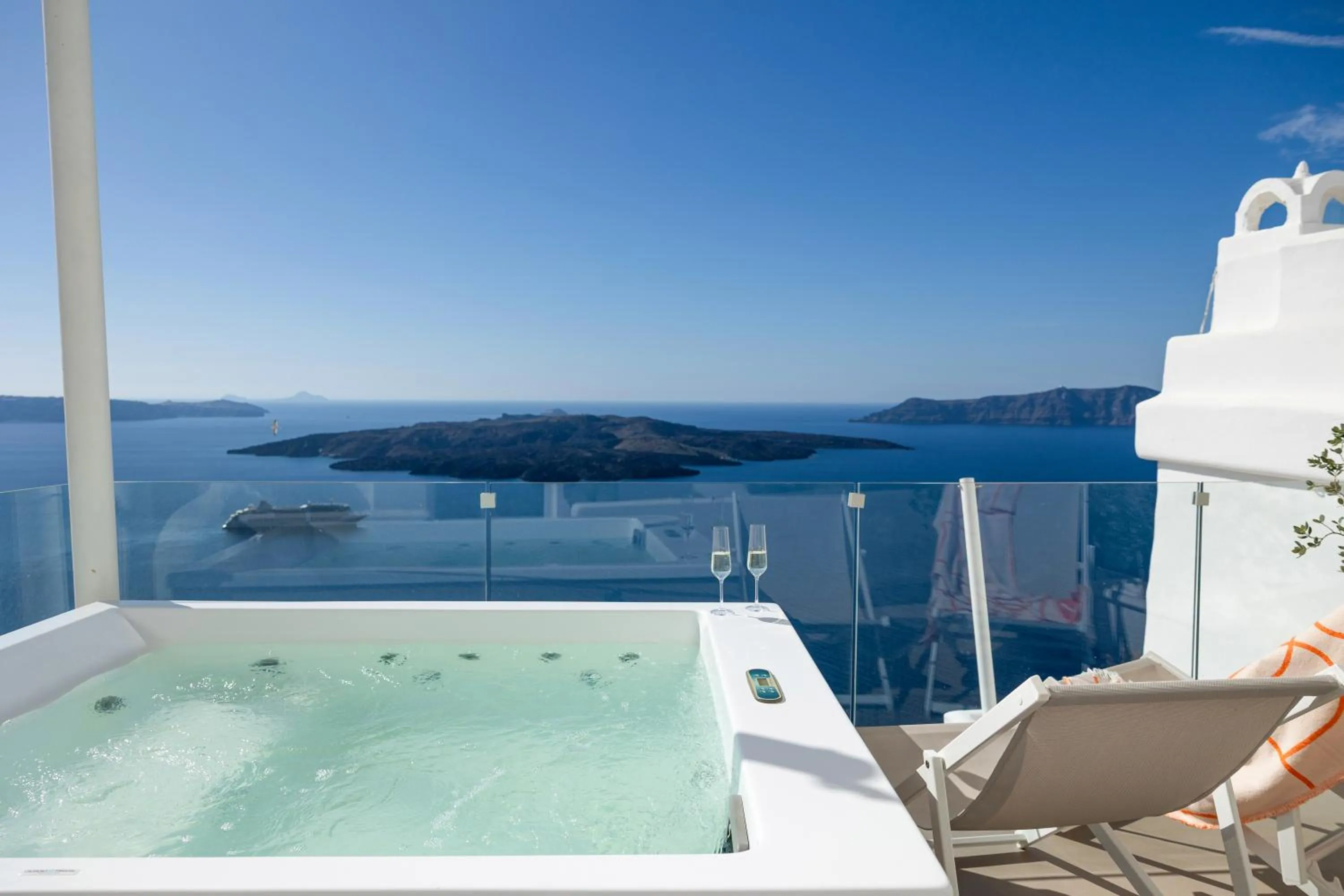 Hot Tub in CASASUNSHA Hybrid Retreat Santorini