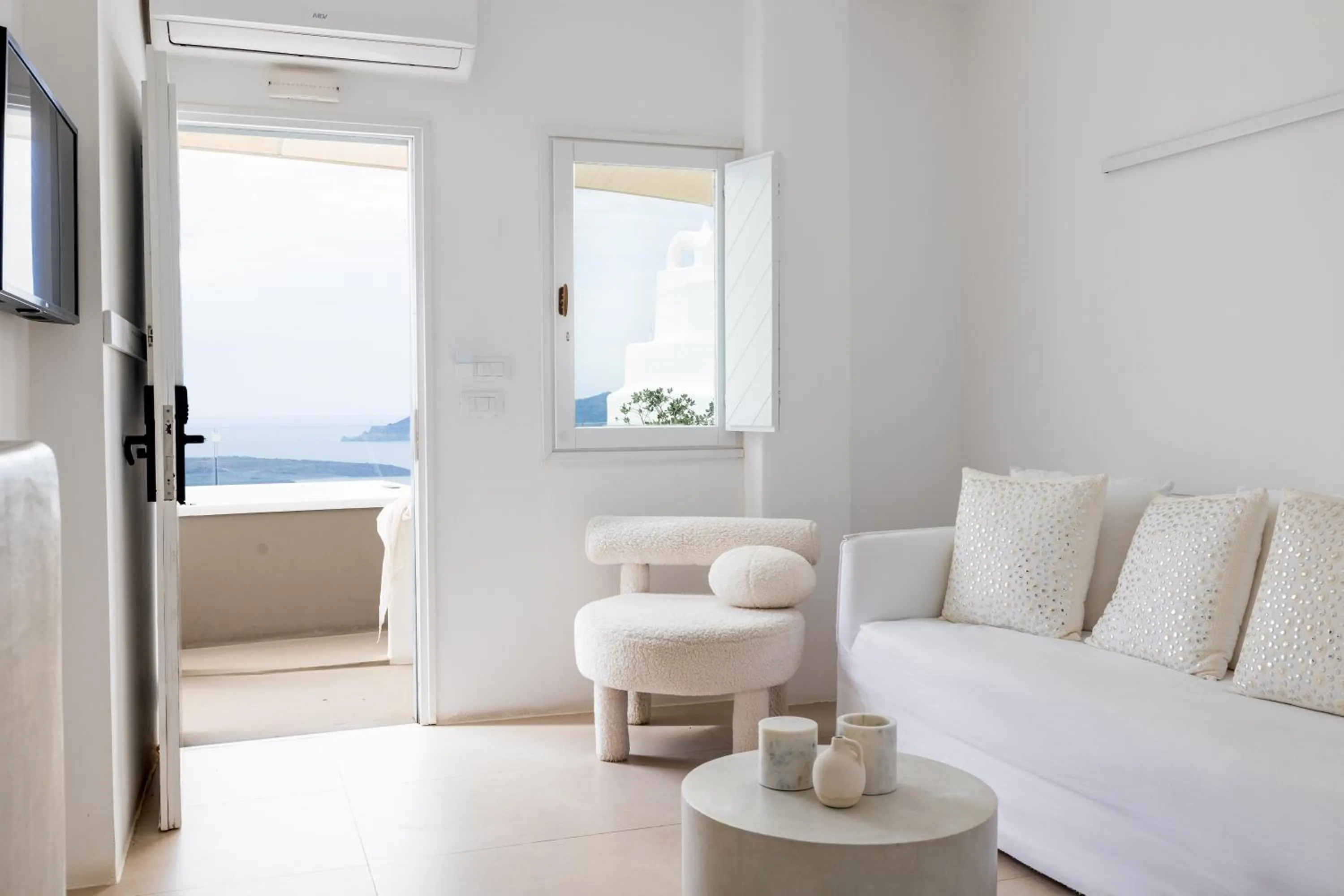 Seating area in CASASUNSHA Hybrid Retreat Santorini