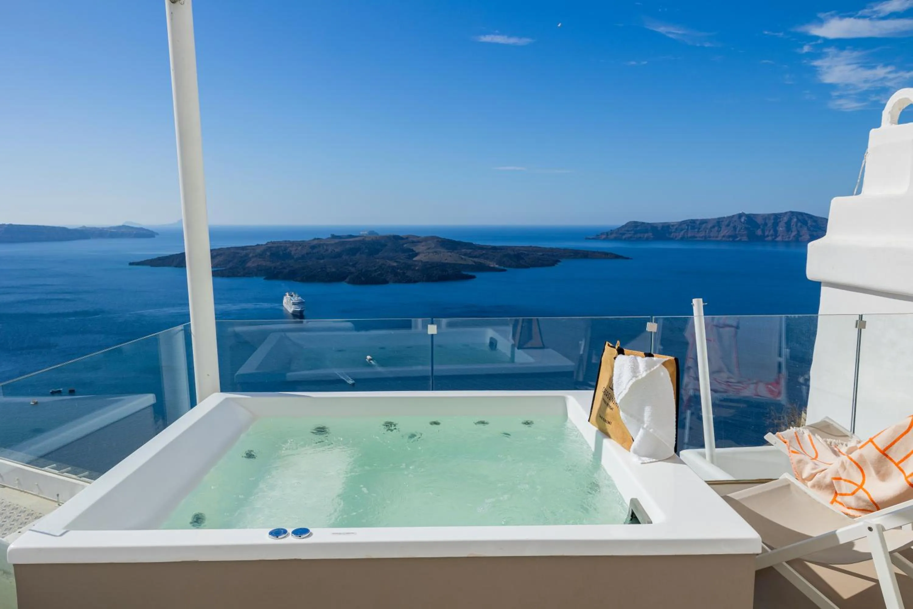 Hot Tub in CASASUNSHA Hybrid Retreat Santorini