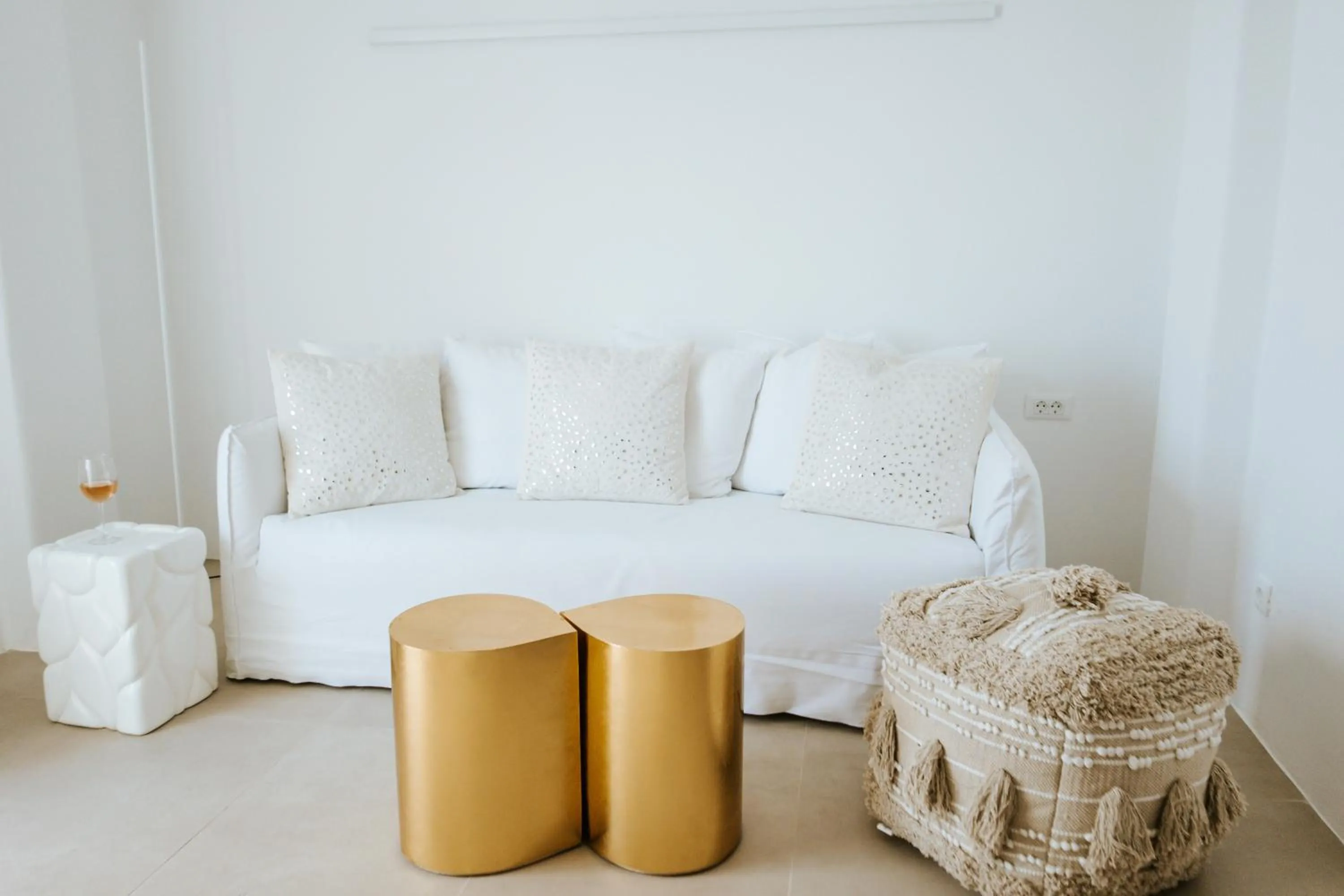 Seating area in CASASUNSHA Hybrid Retreat Santorini