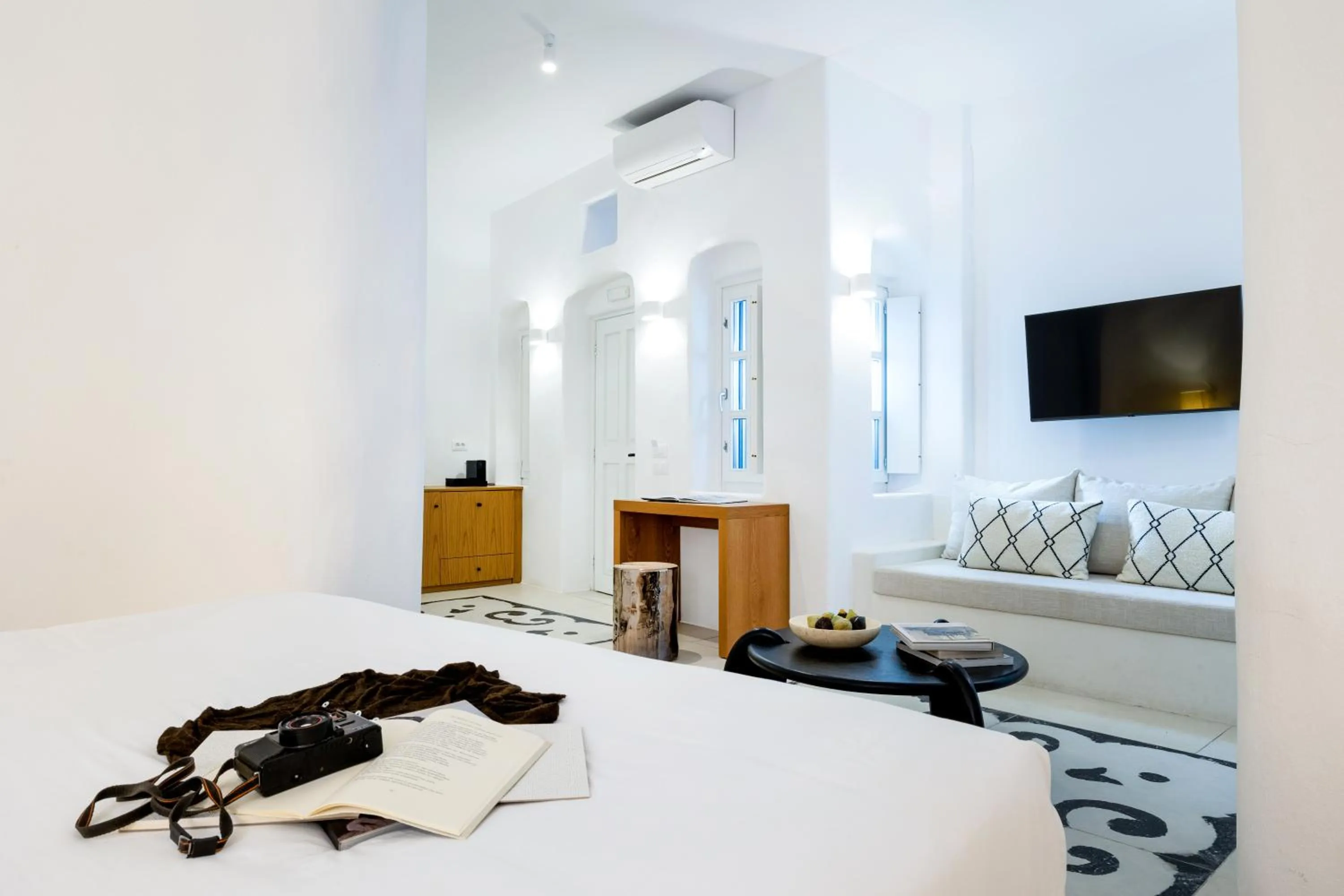 Seating area, Bed in CASASUNSHA Hybrid Retreat Santorini