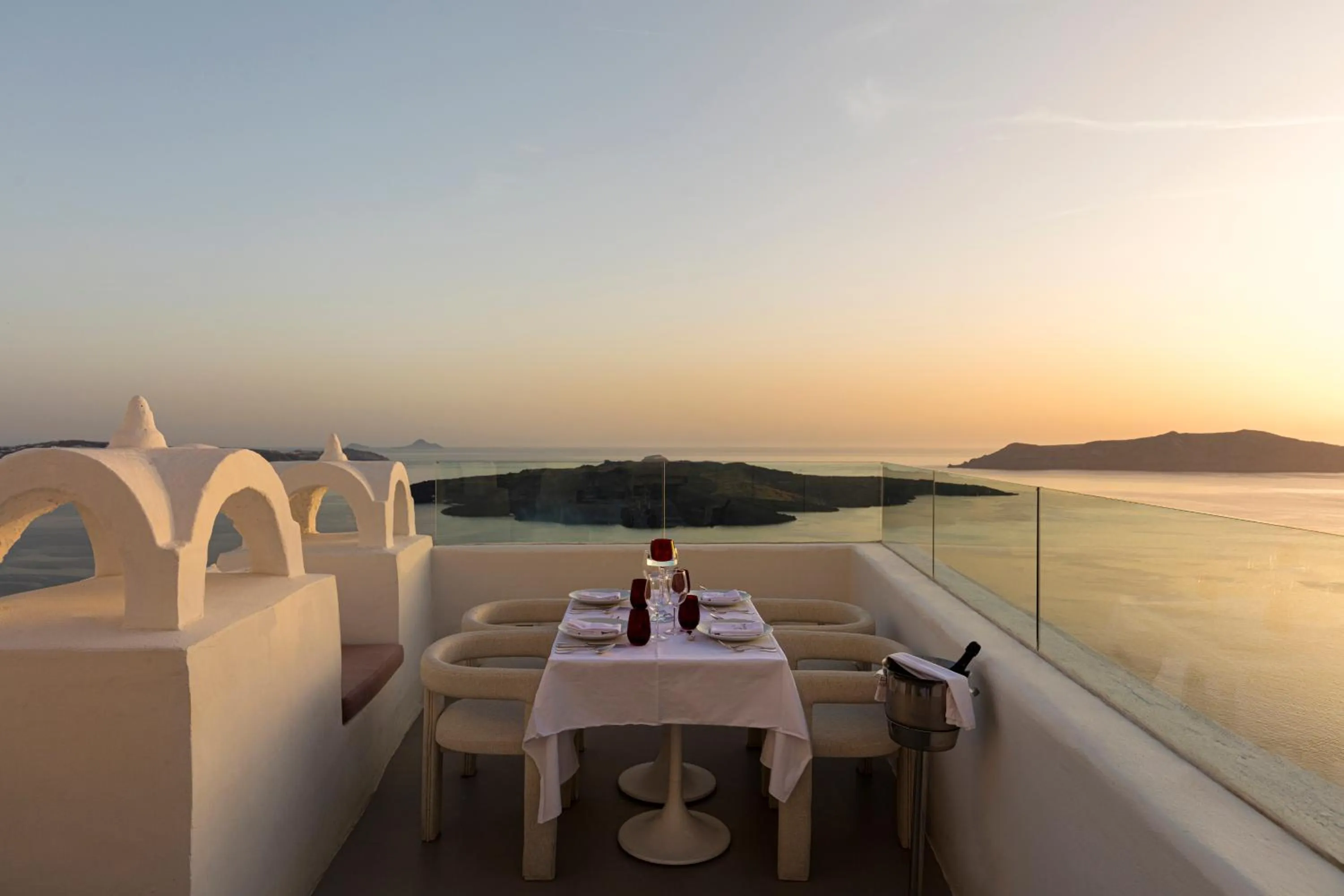 Restaurant/places to eat in CASASUNSHA Hybrid Retreat Santorini