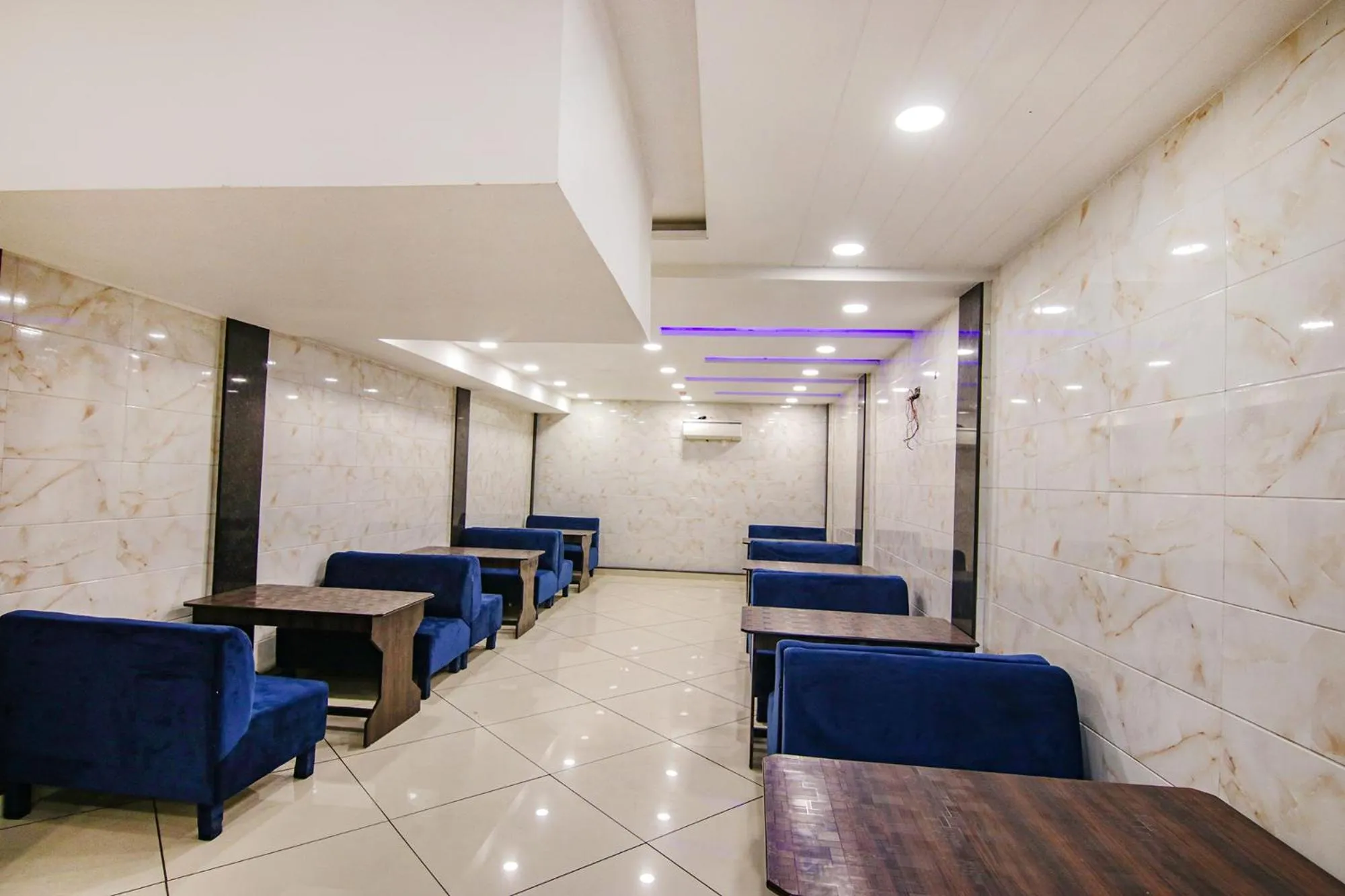 Restaurant/places to eat in FabHotel Golden City