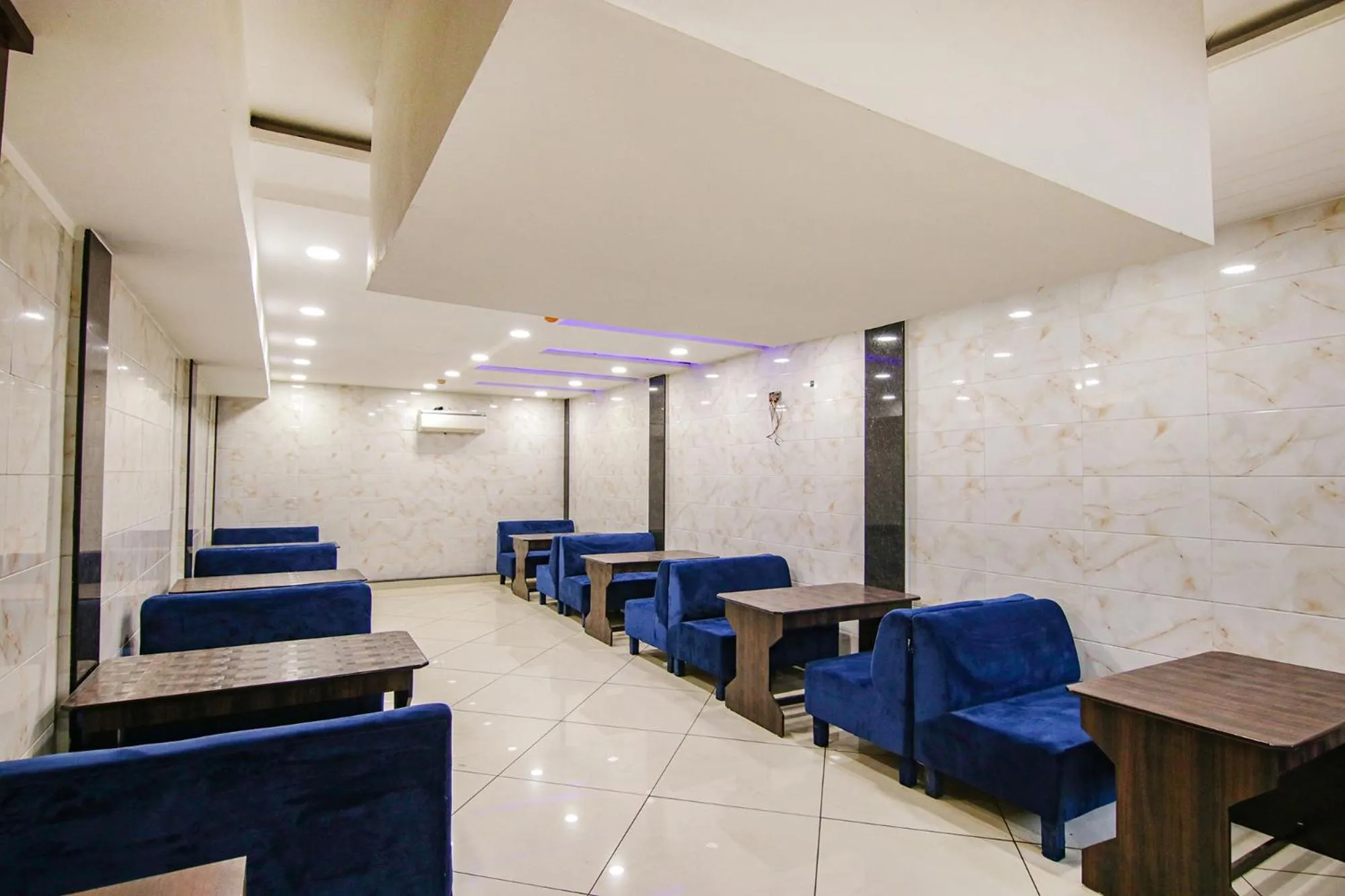 Restaurant/places to eat in FabHotel Golden City