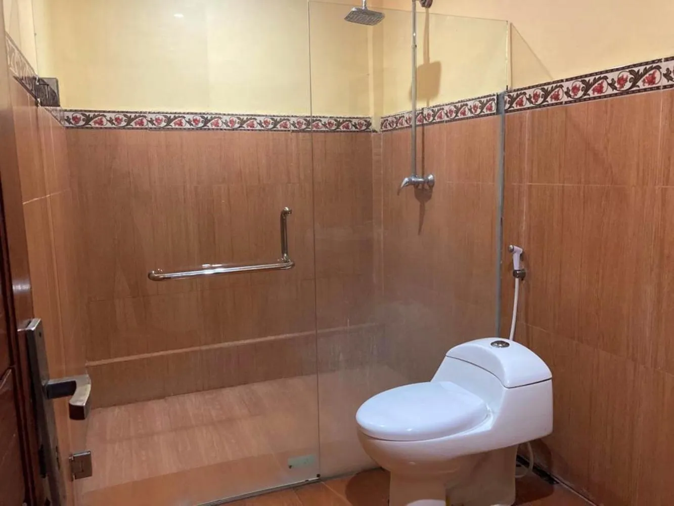 Bathroom in Hotel rooms 2 minutes to Monkey Forest