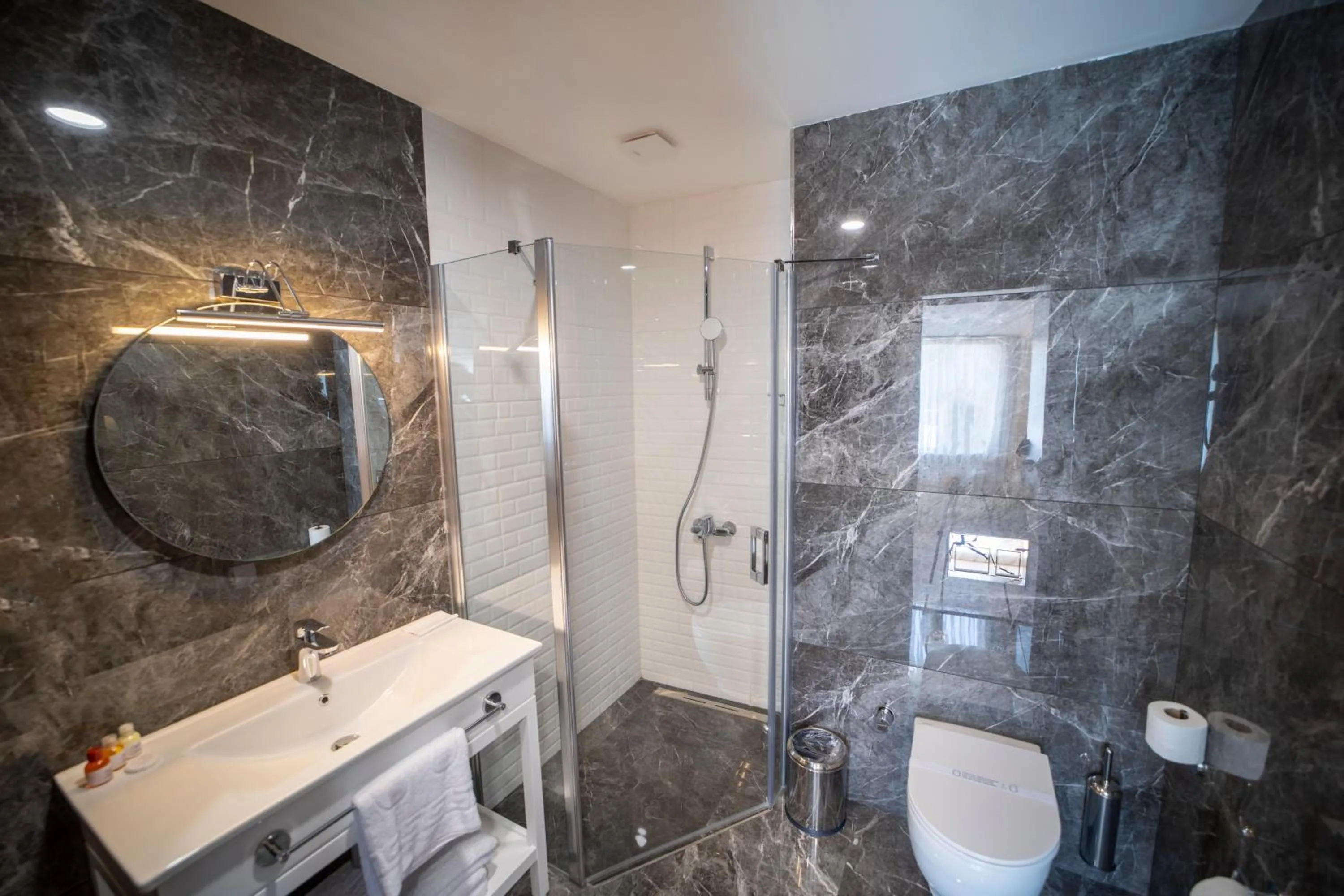 Shower in MELL City Suites Hotel