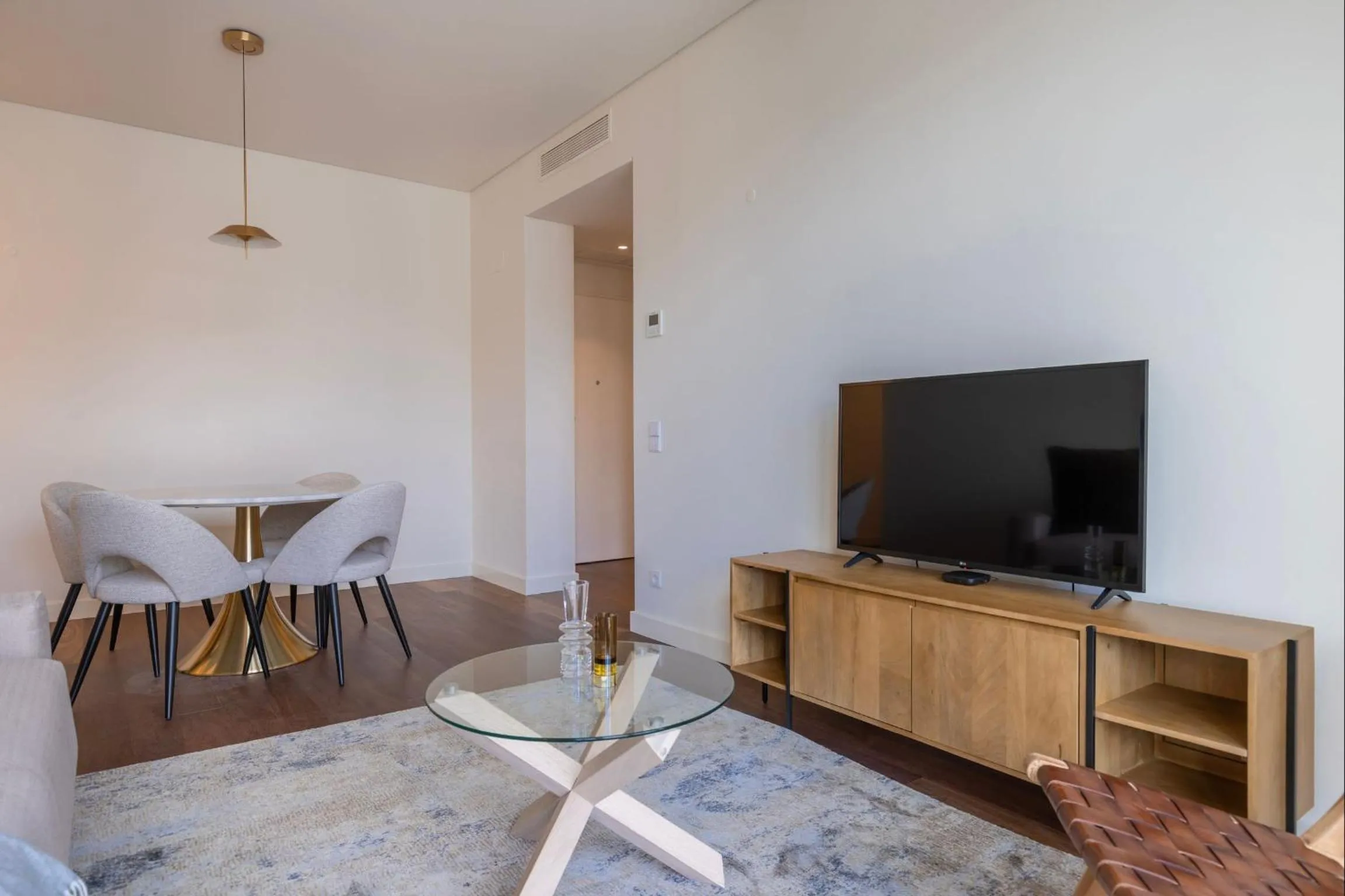 Communal lounge/ TV room in Radiant Apartment in City Center by LovelyStay