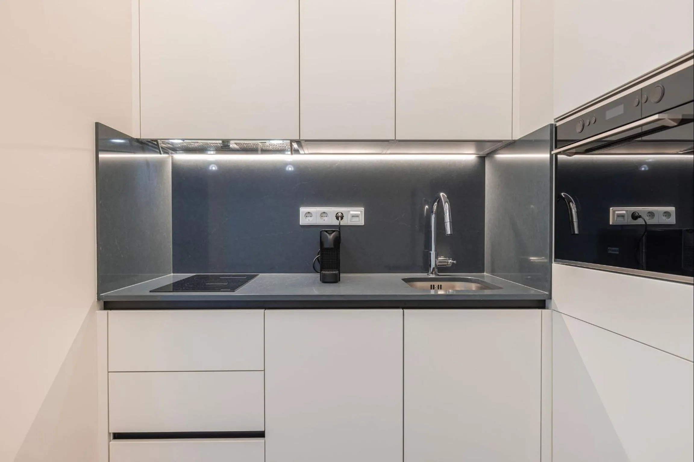 Kitchen or kitchenette in Radiant Apartment in City Center by LovelyStay