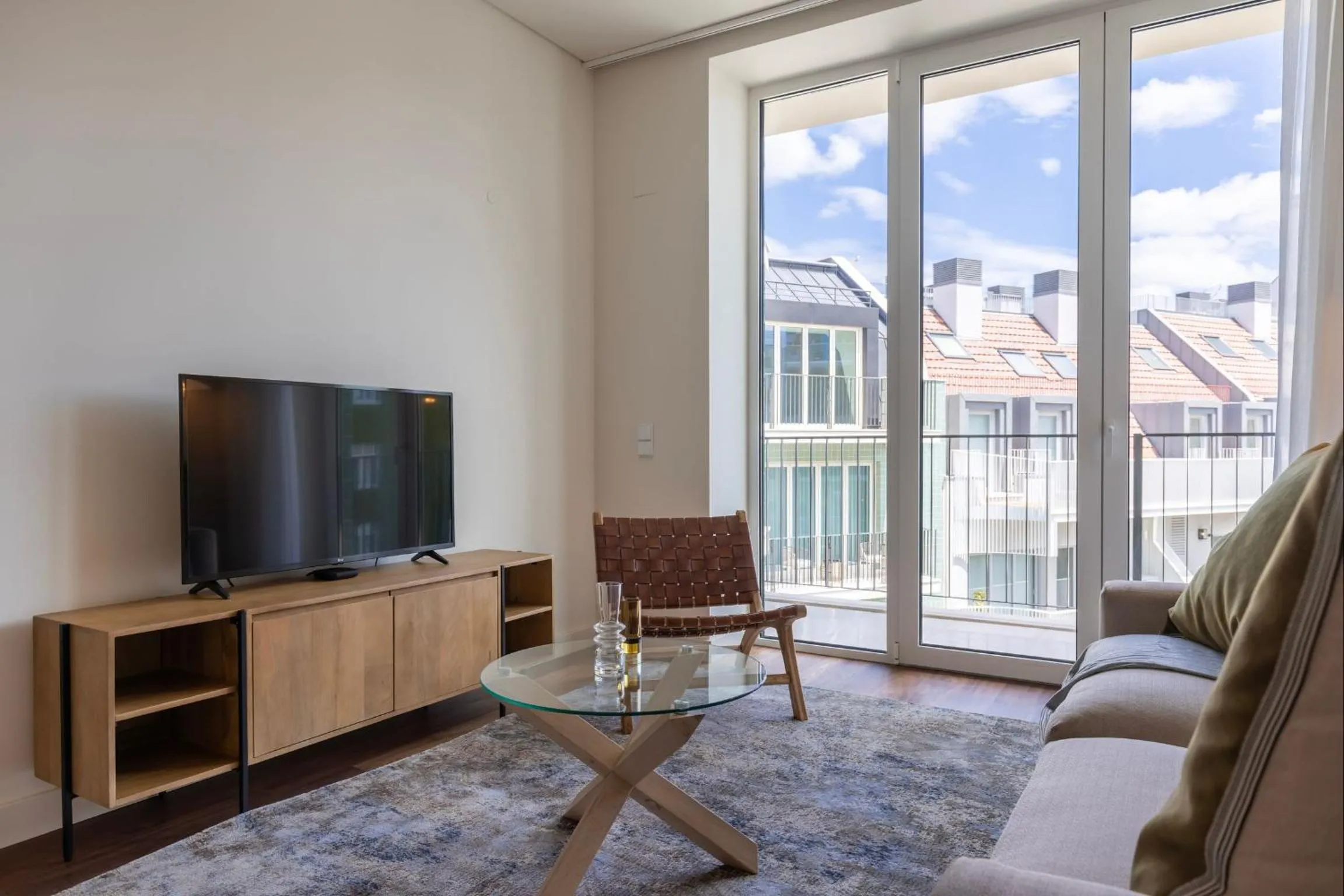 Communal lounge/ TV room in Radiant Apartment in City Center by LovelyStay