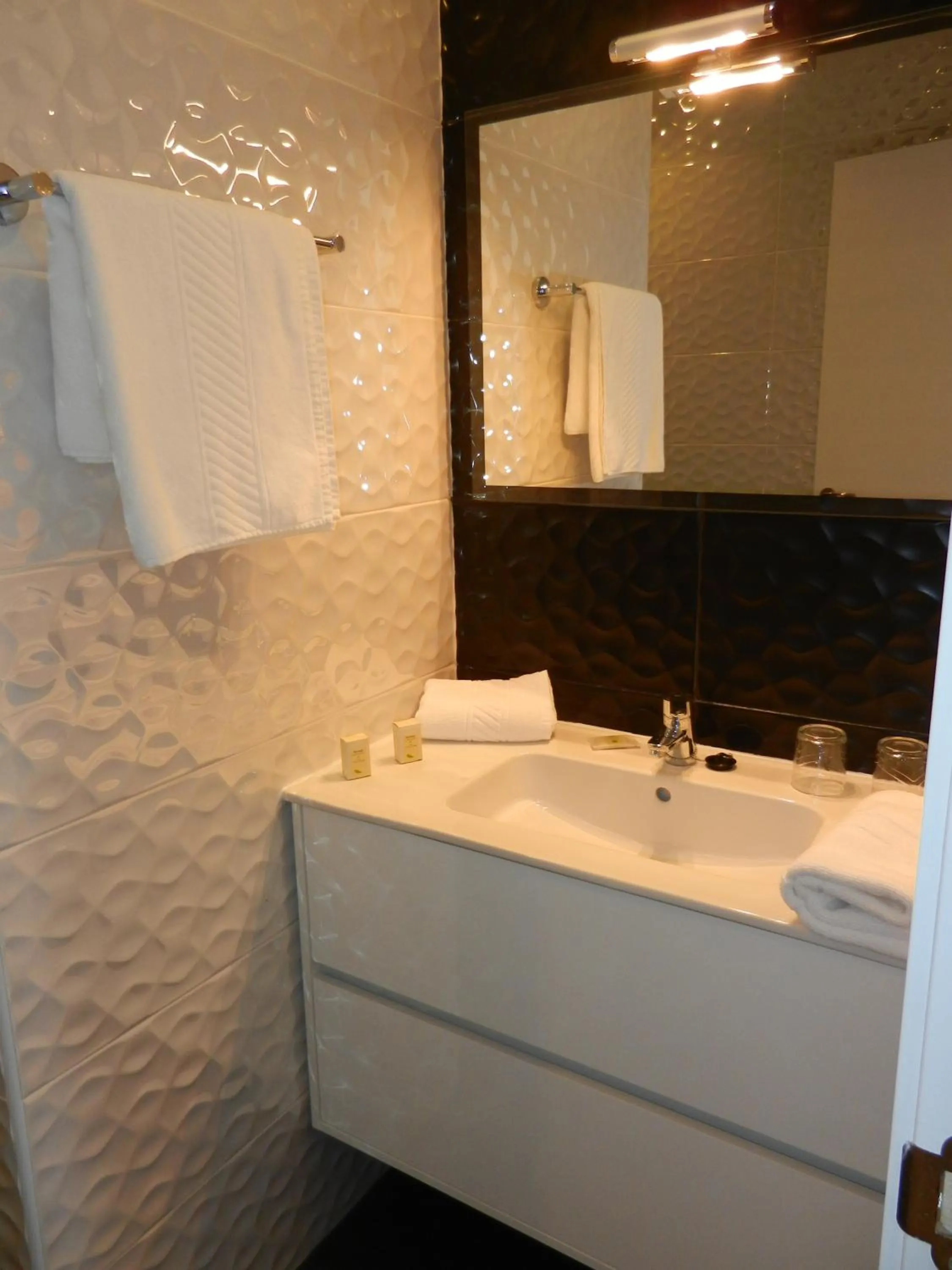 Bathroom in Logis Grand Hotel Pelisson