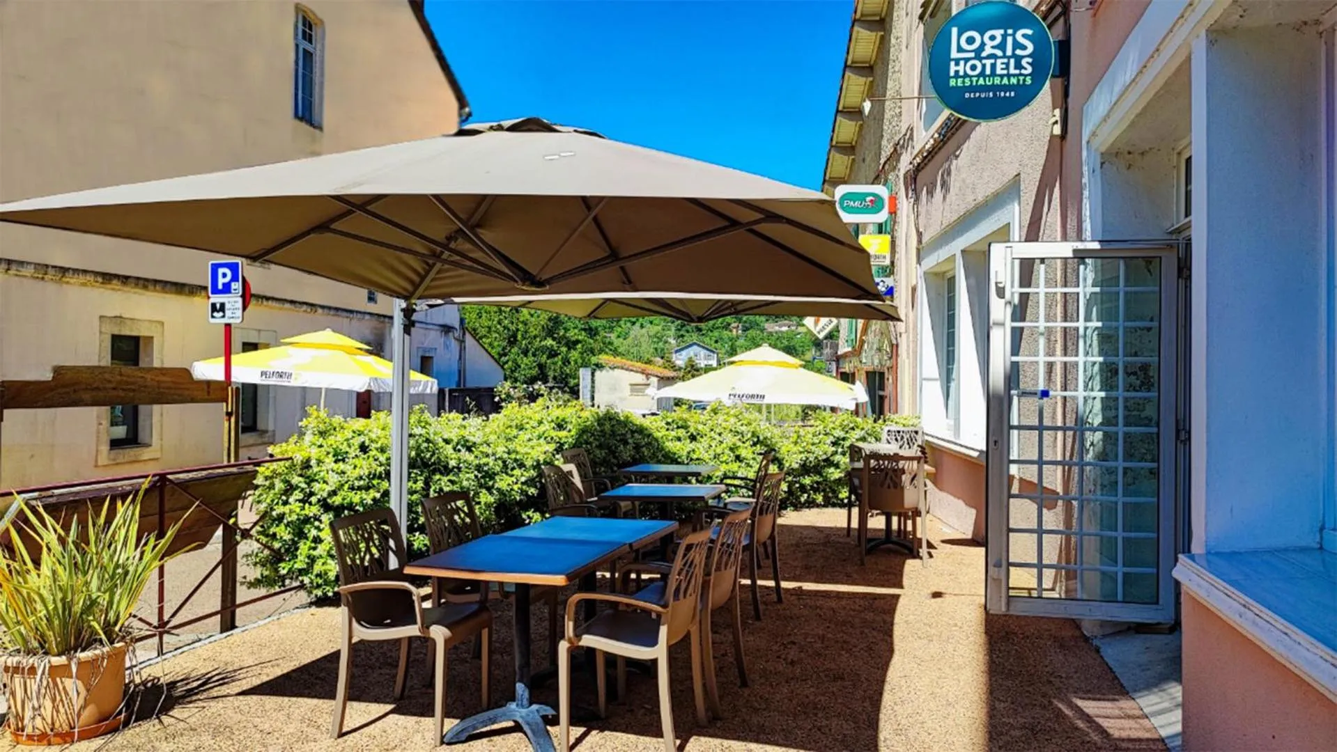 Patio in Logis Grand Hotel Pelisson