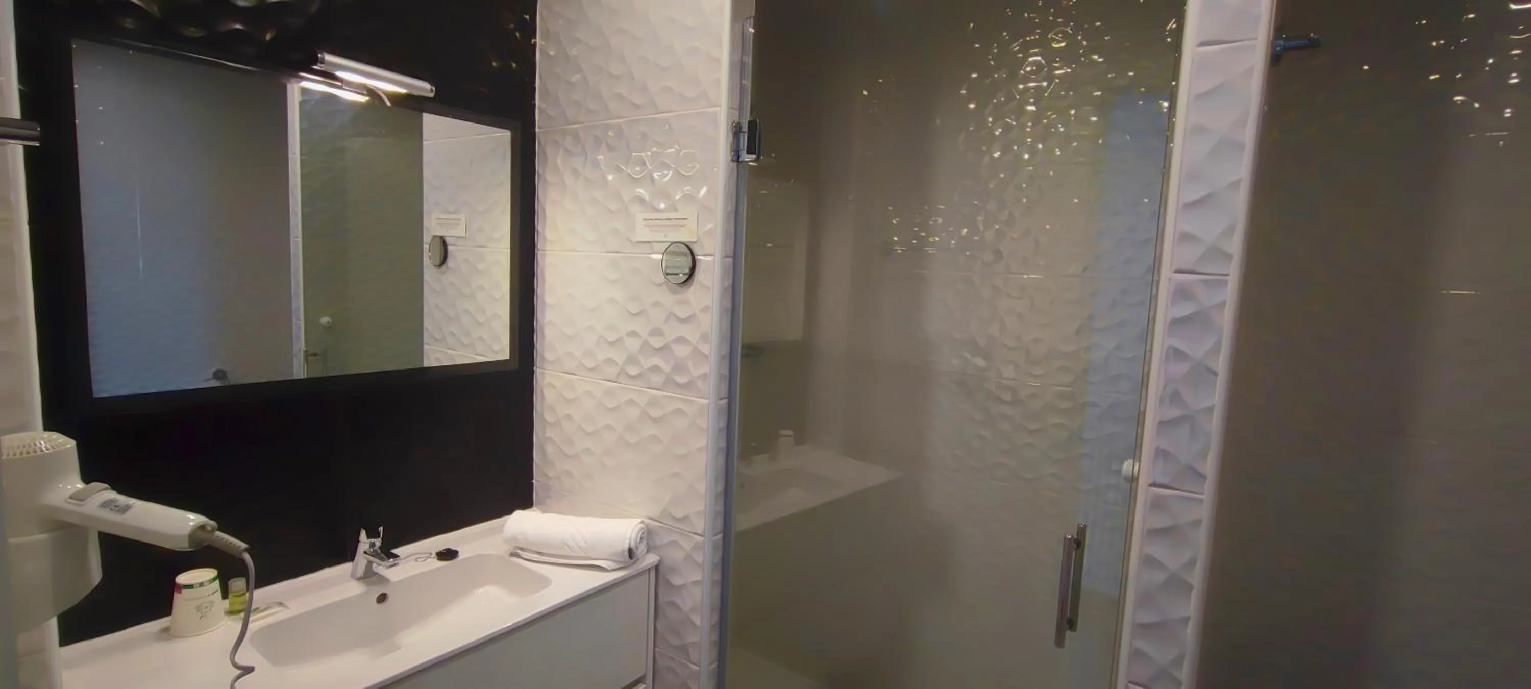 Bathroom in Logis Grand Hotel Pelisson