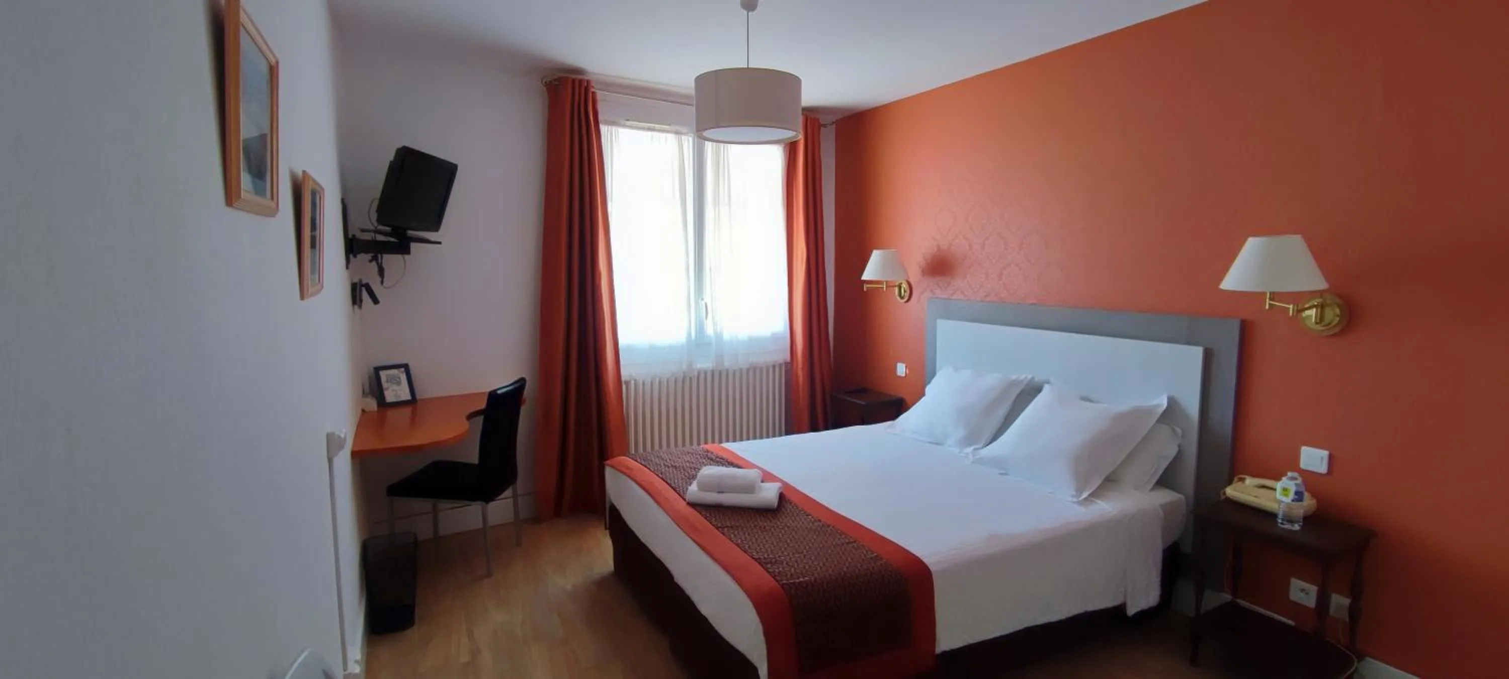 Bathroom, Bed in Logis Grand Hotel Pelisson