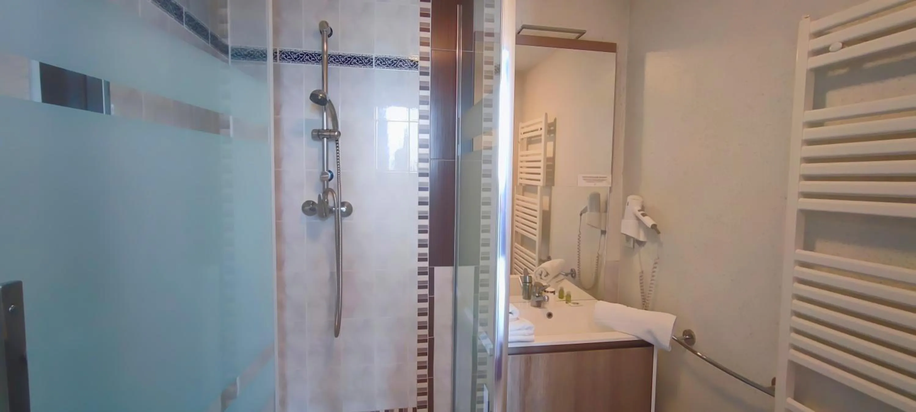 Bathroom in Logis Grand Hotel Pelisson