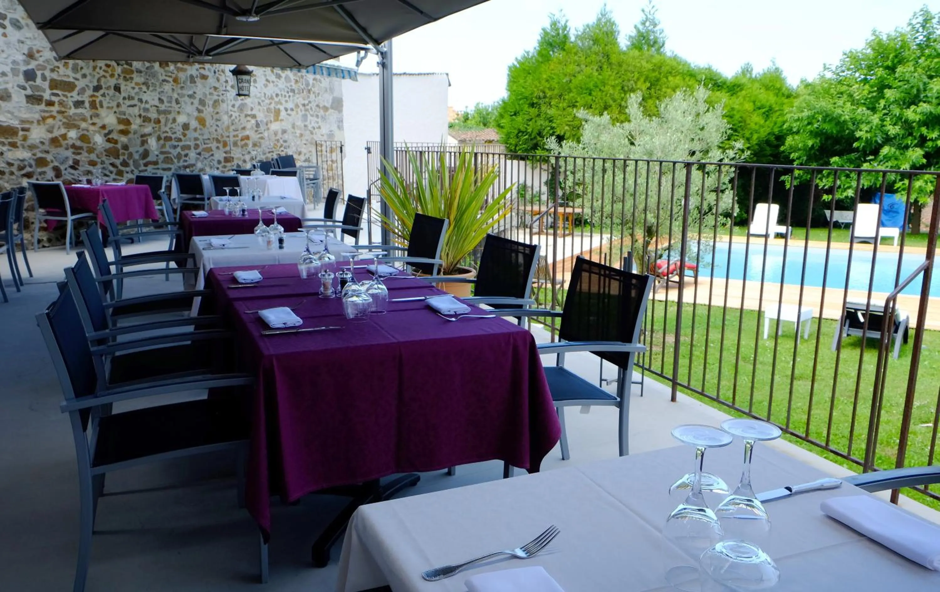 Patio in Logis Grand Hotel Pelisson