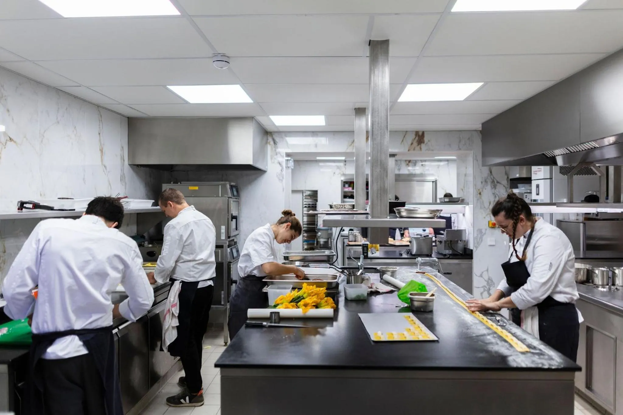 Kitchen or kitchenette in Hôtel et Restaurant La Bastide Bourrelly - Mathias Dandine