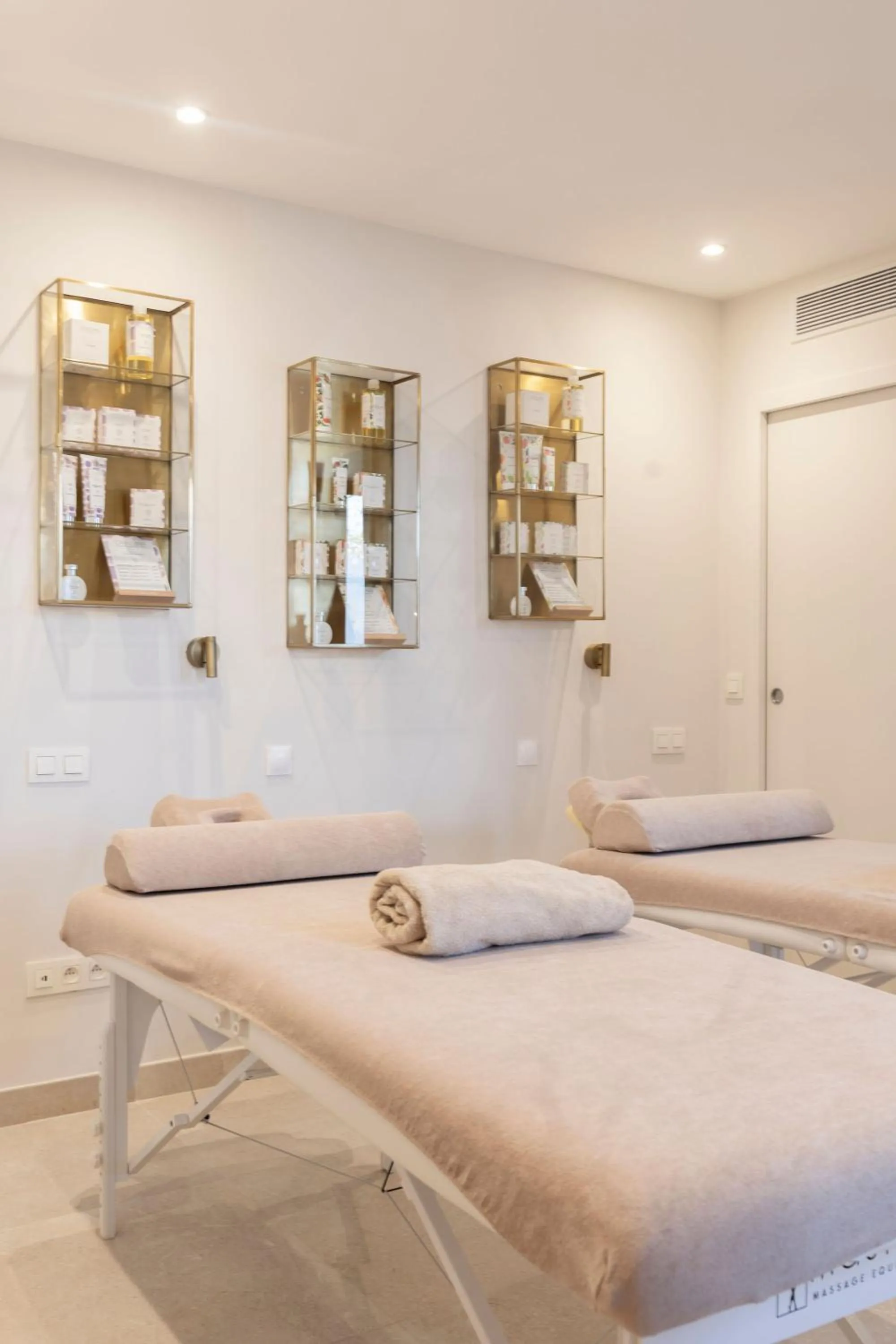 Massage in Hôtel et Restaurant La Bastide Bourrelly - Mathias Dandine